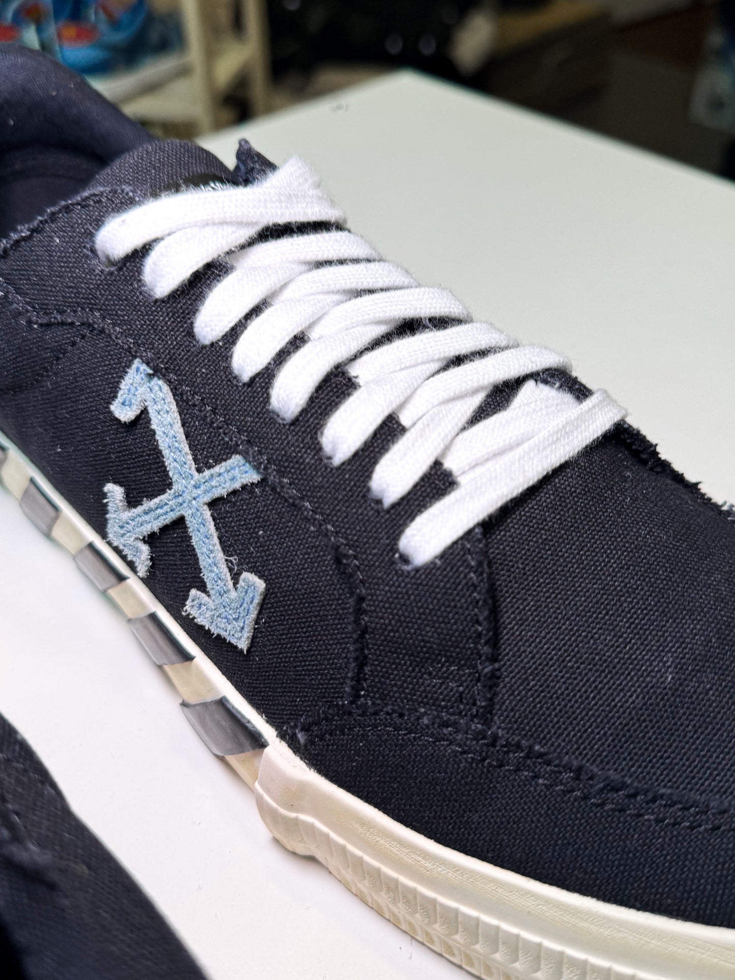 Off White Vulcanized Canvas ‘Black Blue’ - Recondicionado