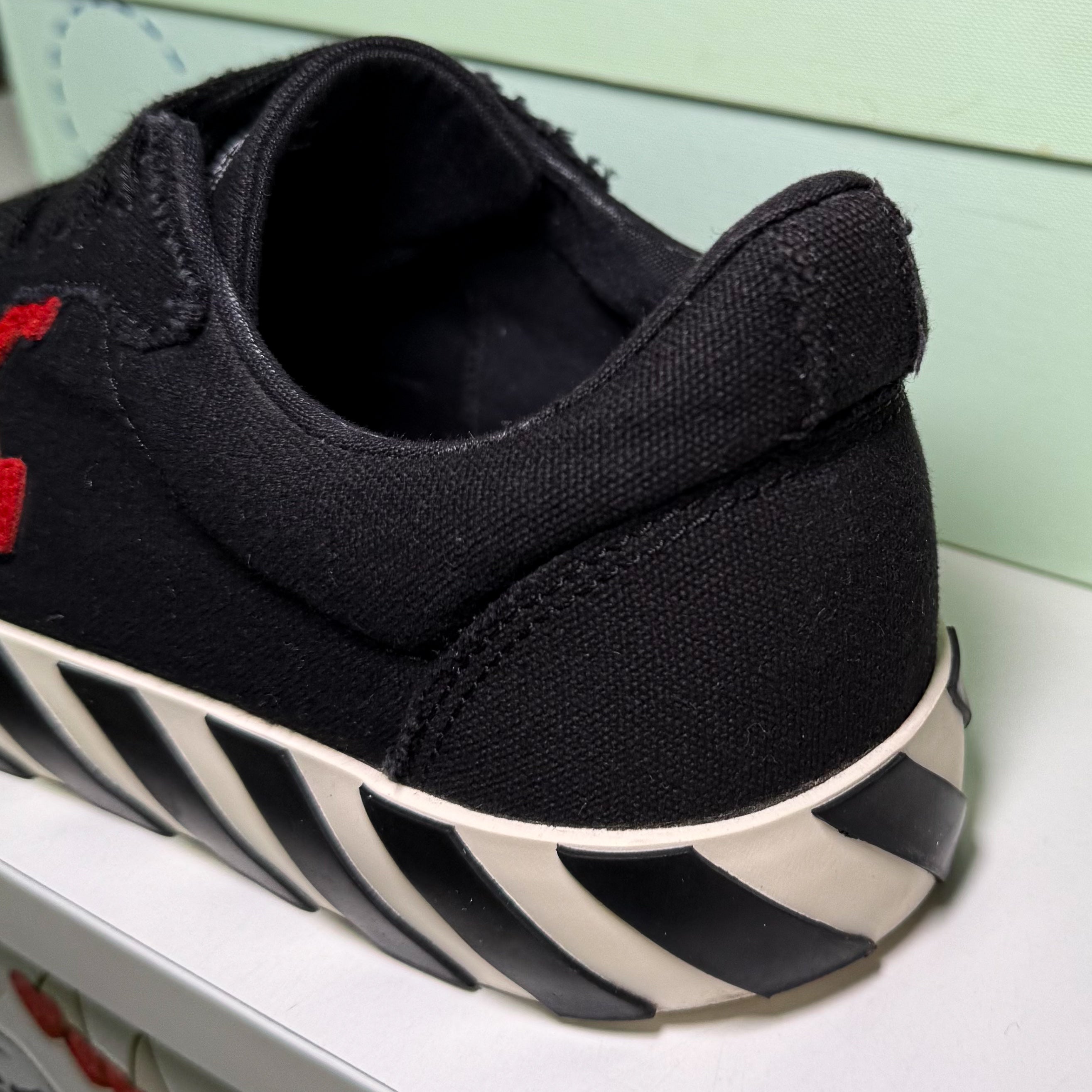 Off White Vulcanized Canvas ‘Black Red’ - Recondicionado