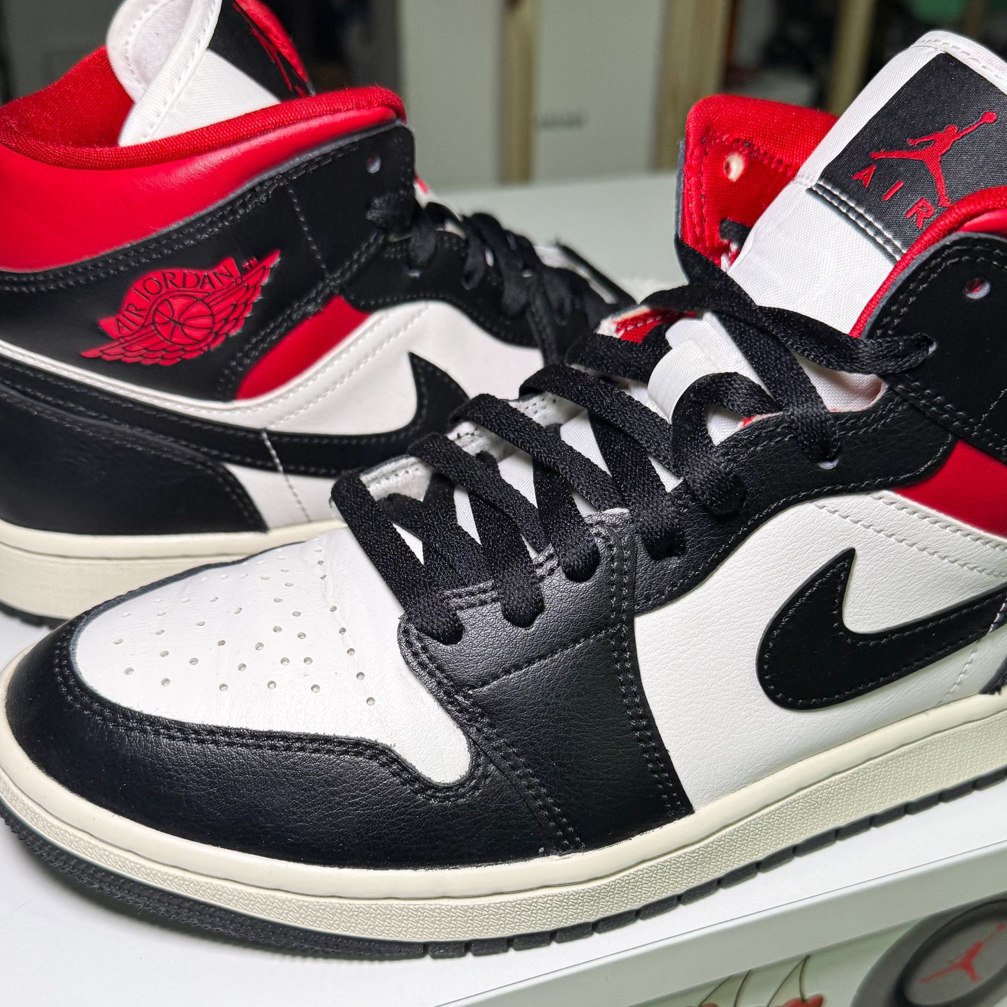 Air Jordan 1 Mid ‘Black Sail Gym Red’ W 2023 - Recondicionado