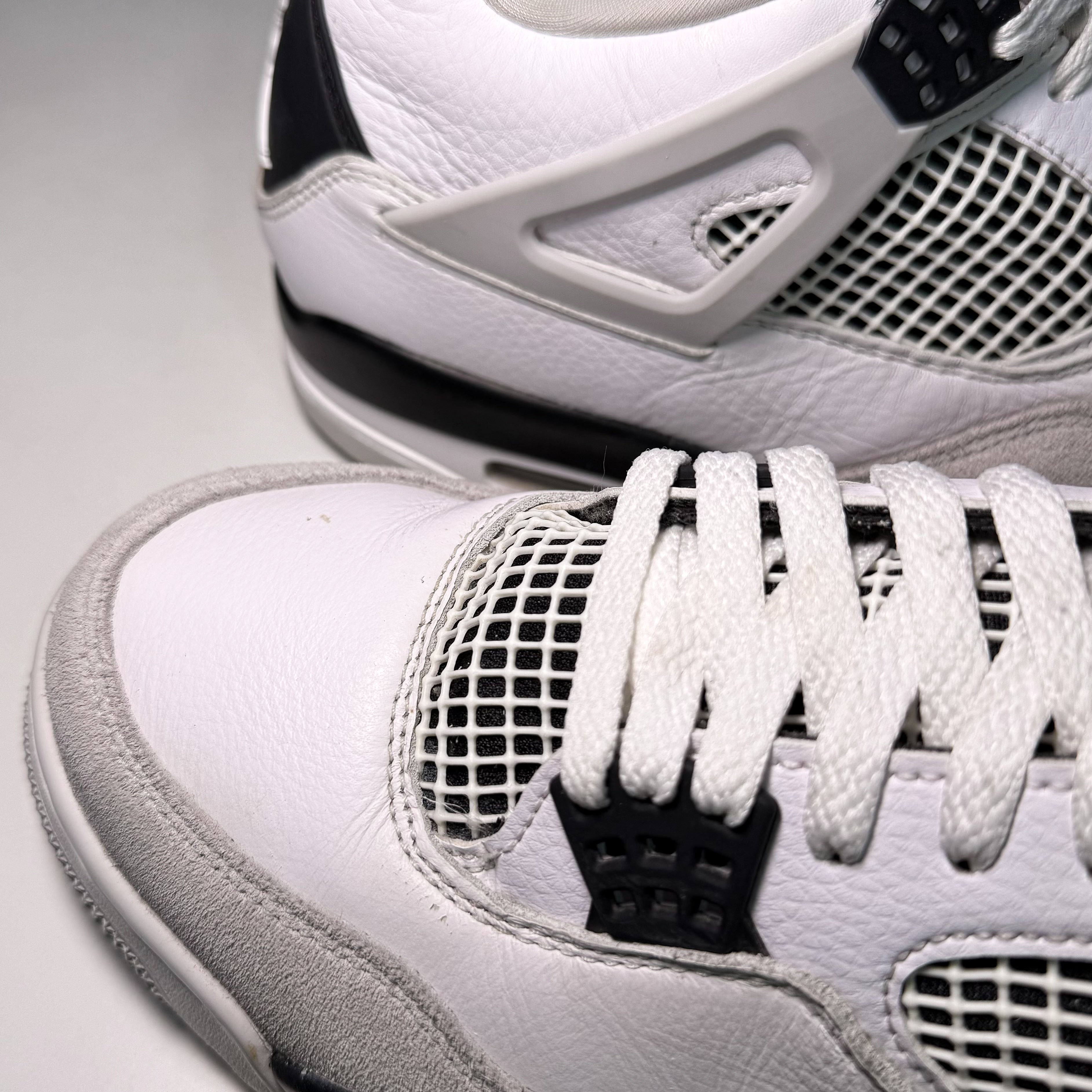 Air Jordan 4 Retro 'Military Black' 2022 - Recondicionado