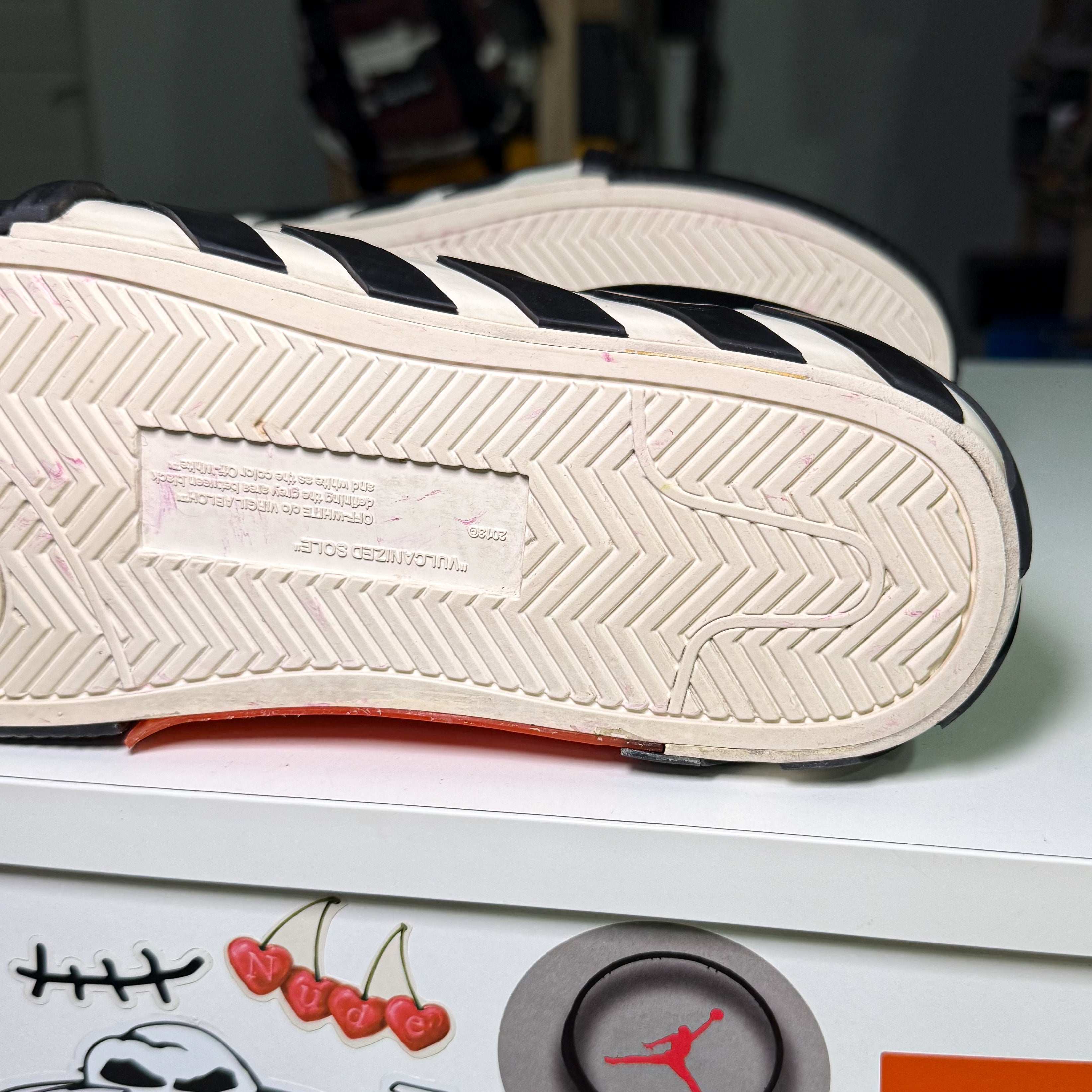 Off White Vulcanized Leather ‘Black White’ - Recondicionado