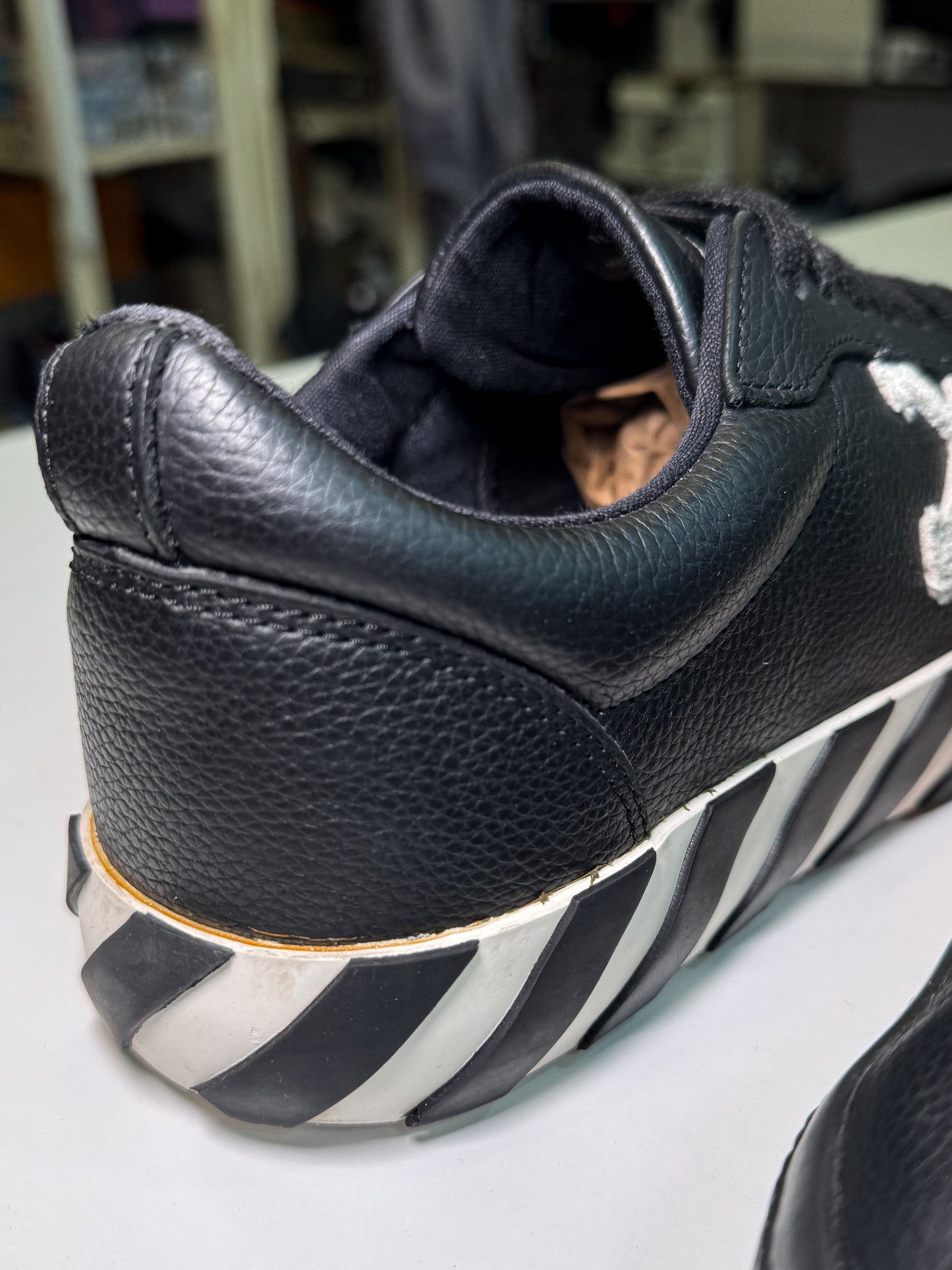 Off White Vulcanized Leather ‘Black White’ - Recondicionado