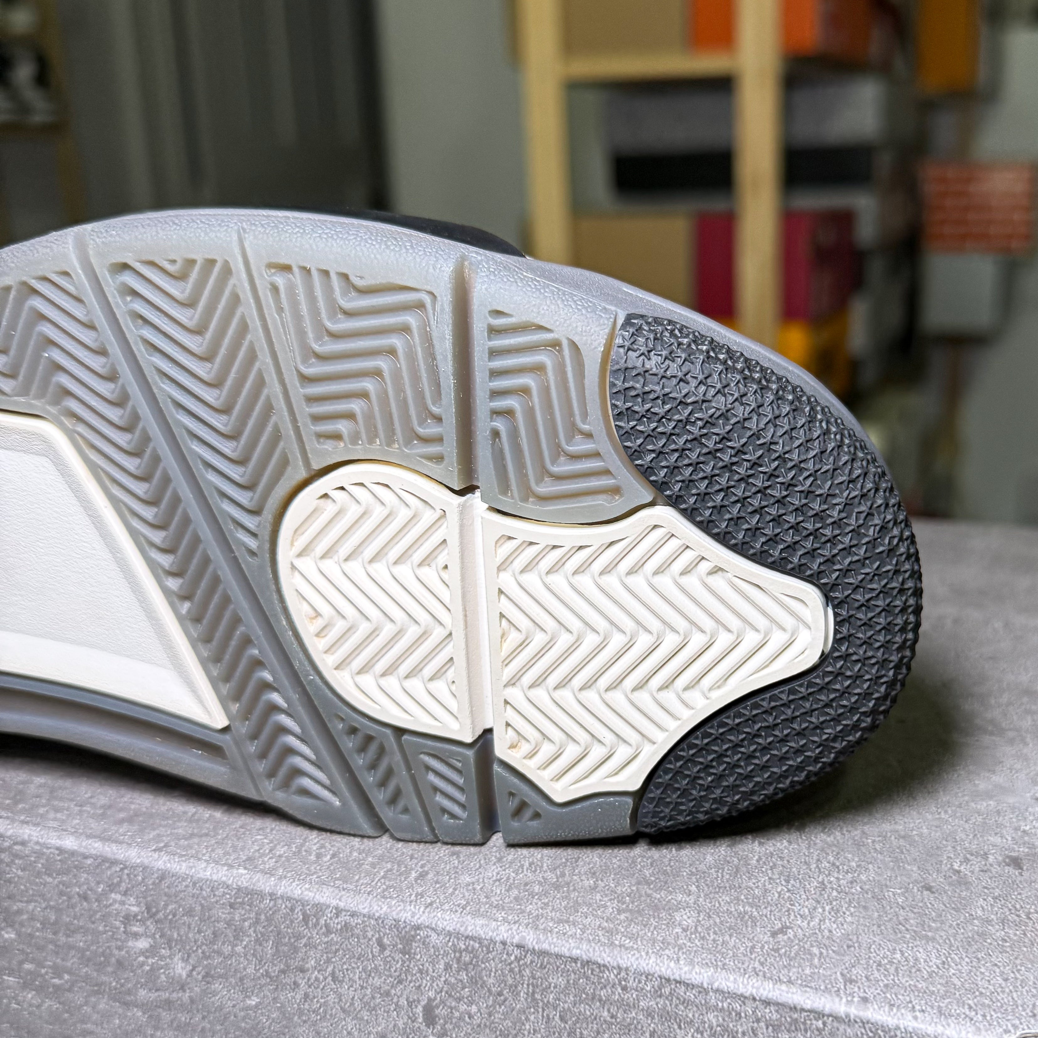 Air Jordan 4 Retro ‘Cave Stone’ 2025 - Recondicionado