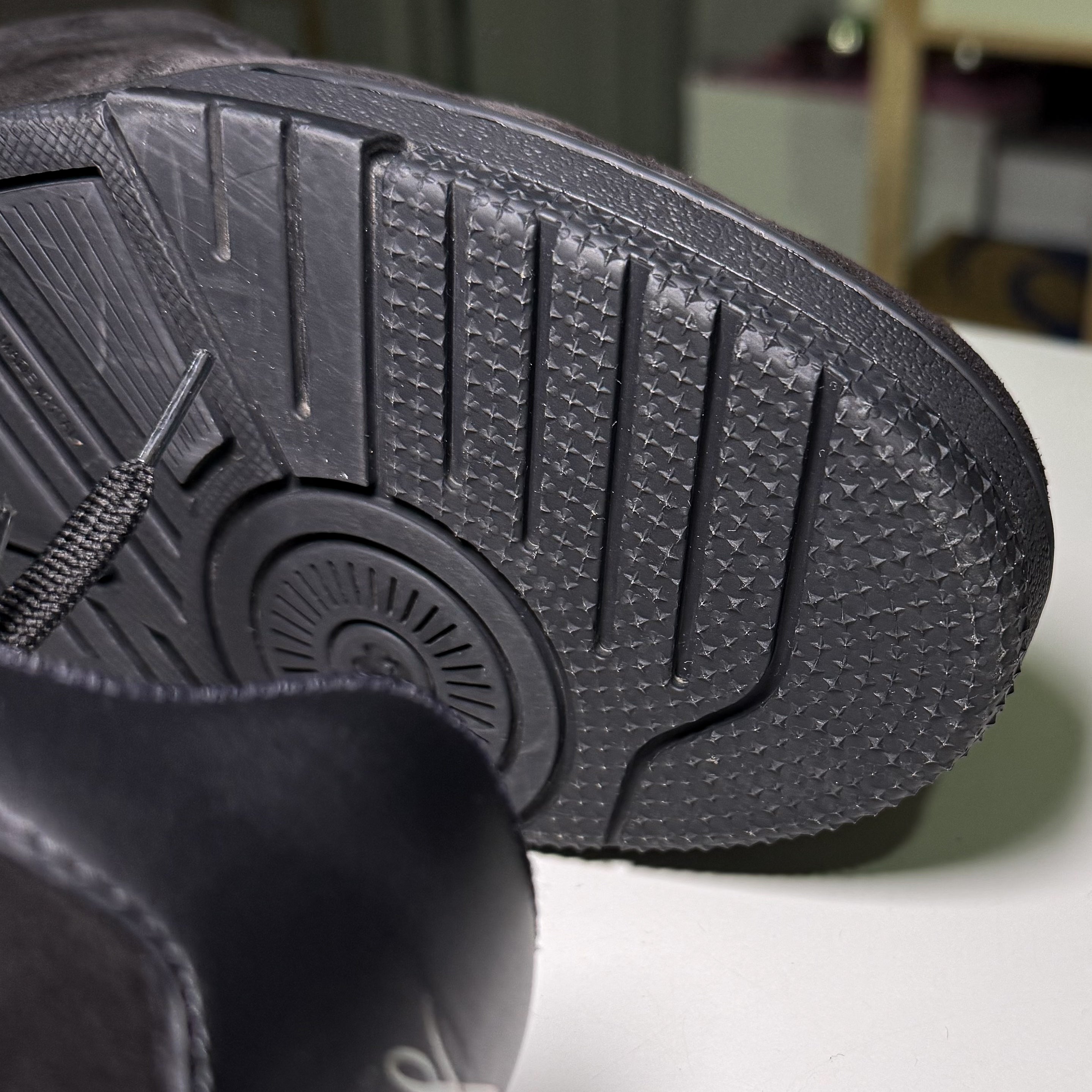 Louis Vuitton LV Trainer Suede Black ‘Staff’ - Recondicionado