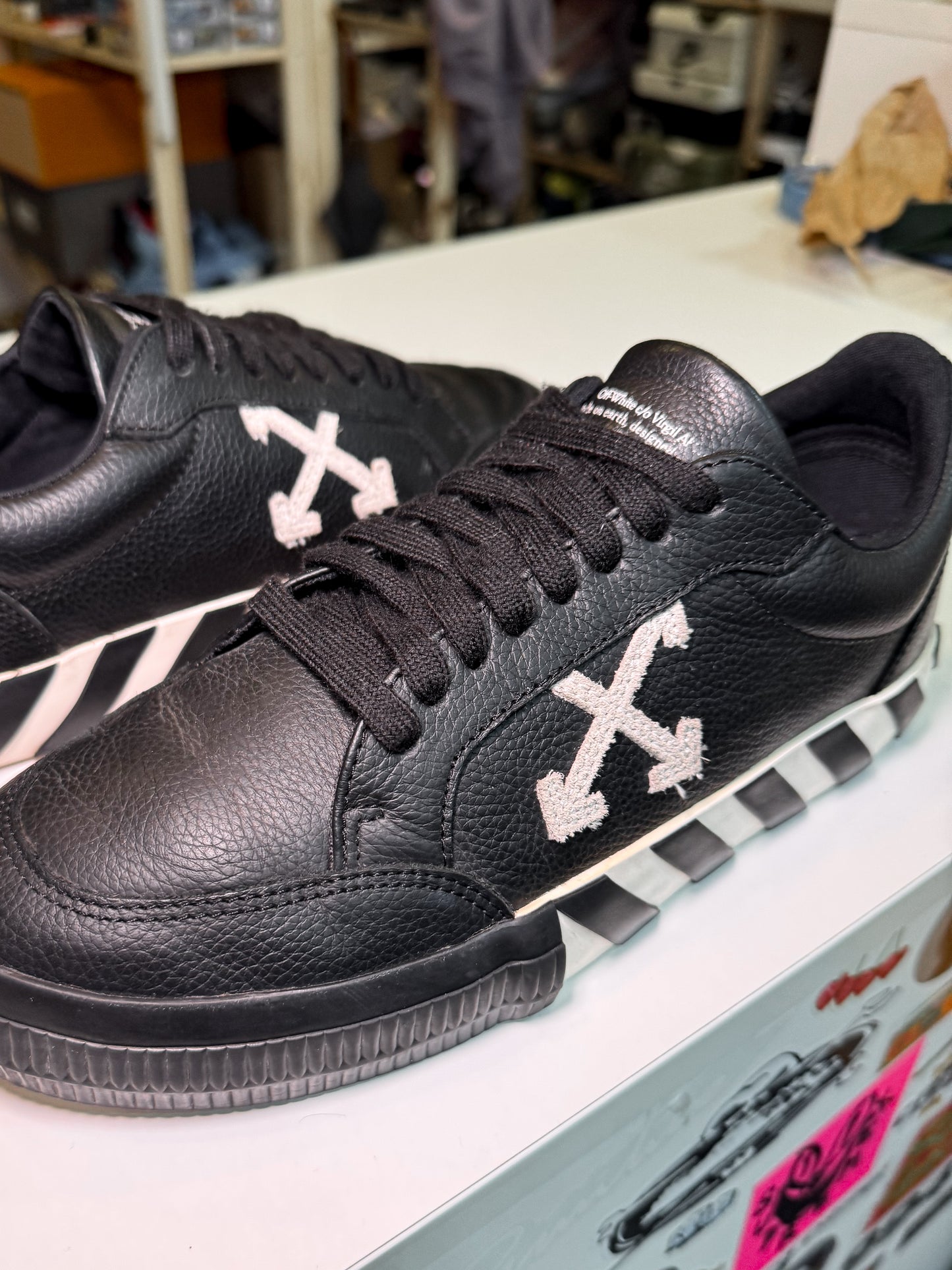 Off White Vulcanized Leather ‘Black White’ - Recondicionado