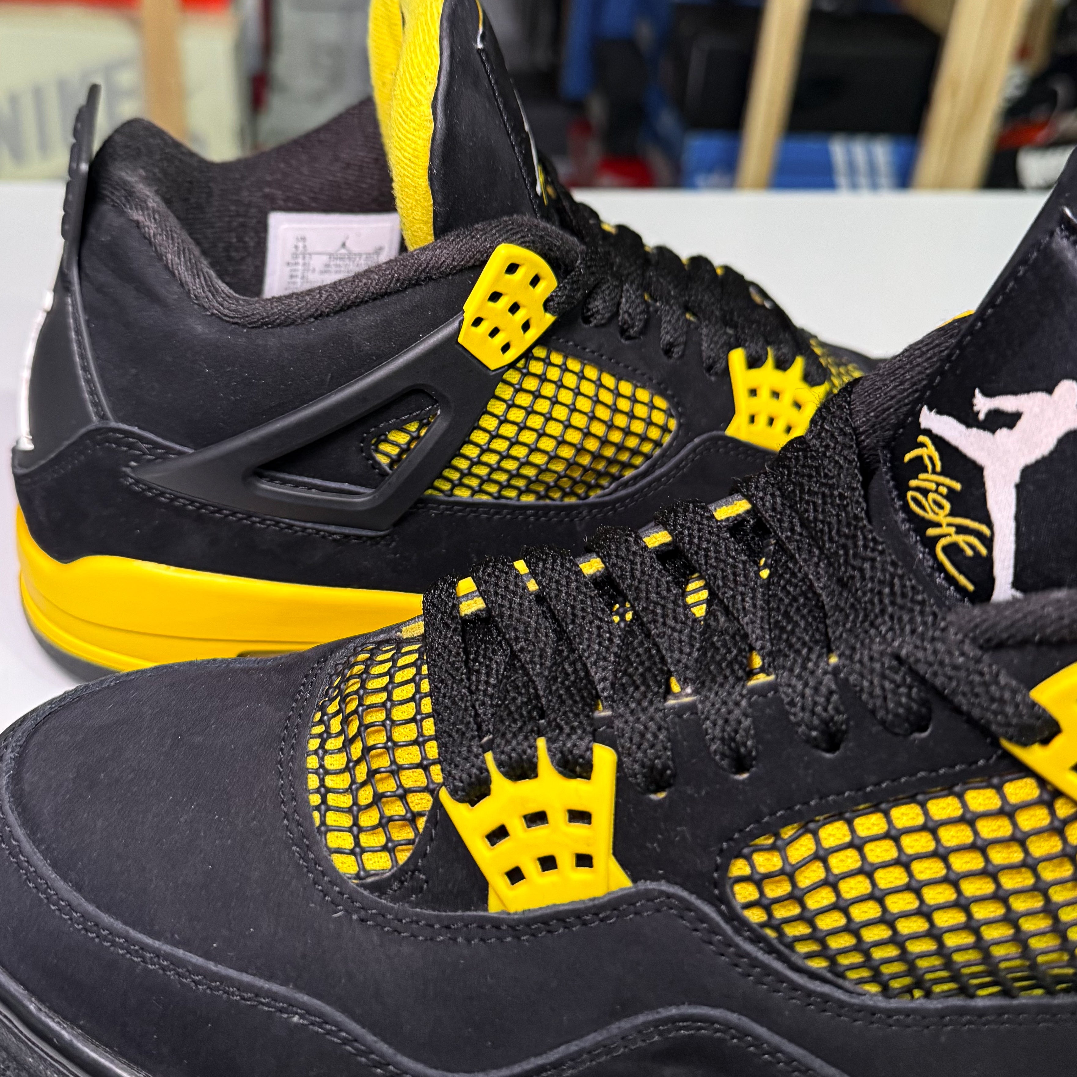 Air Jordan 4 Retro 'Thunder' 2023 - Recondicionado