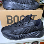 Adidas Yeezy 700 MNVN ‘Triple Black’ - Recondicionado
