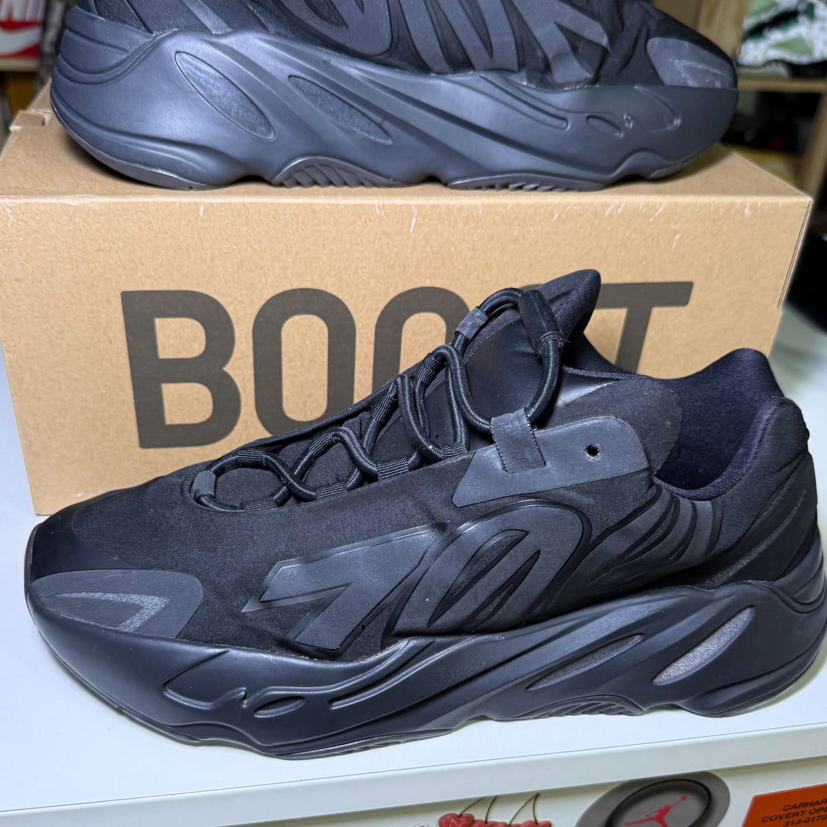 Adidas Yeezy 700 MNVN ‘Triple Black’ - Recondicionado