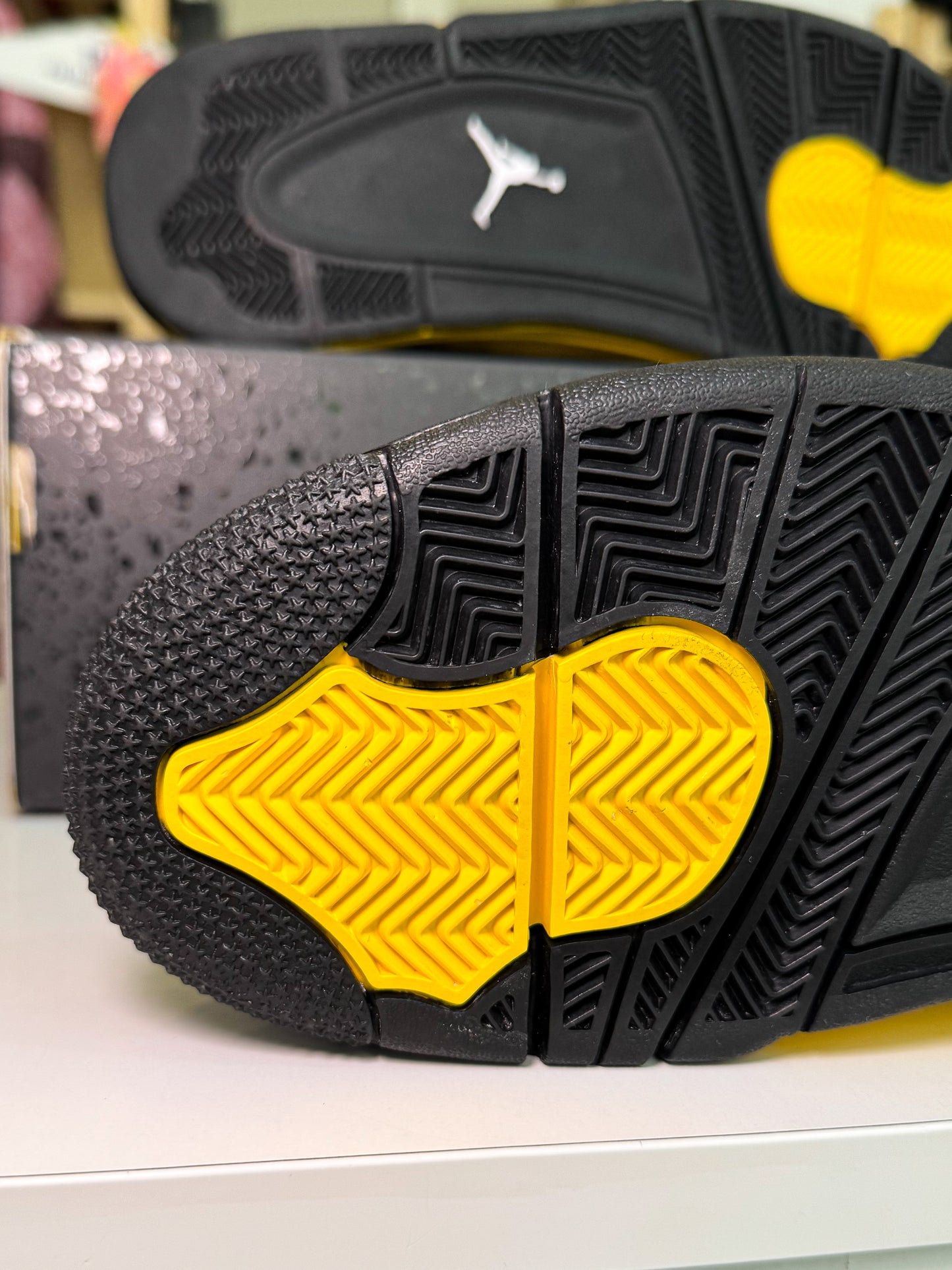 Air Jordan 4 Retro 'Thunder' 2023 - Recondicionado