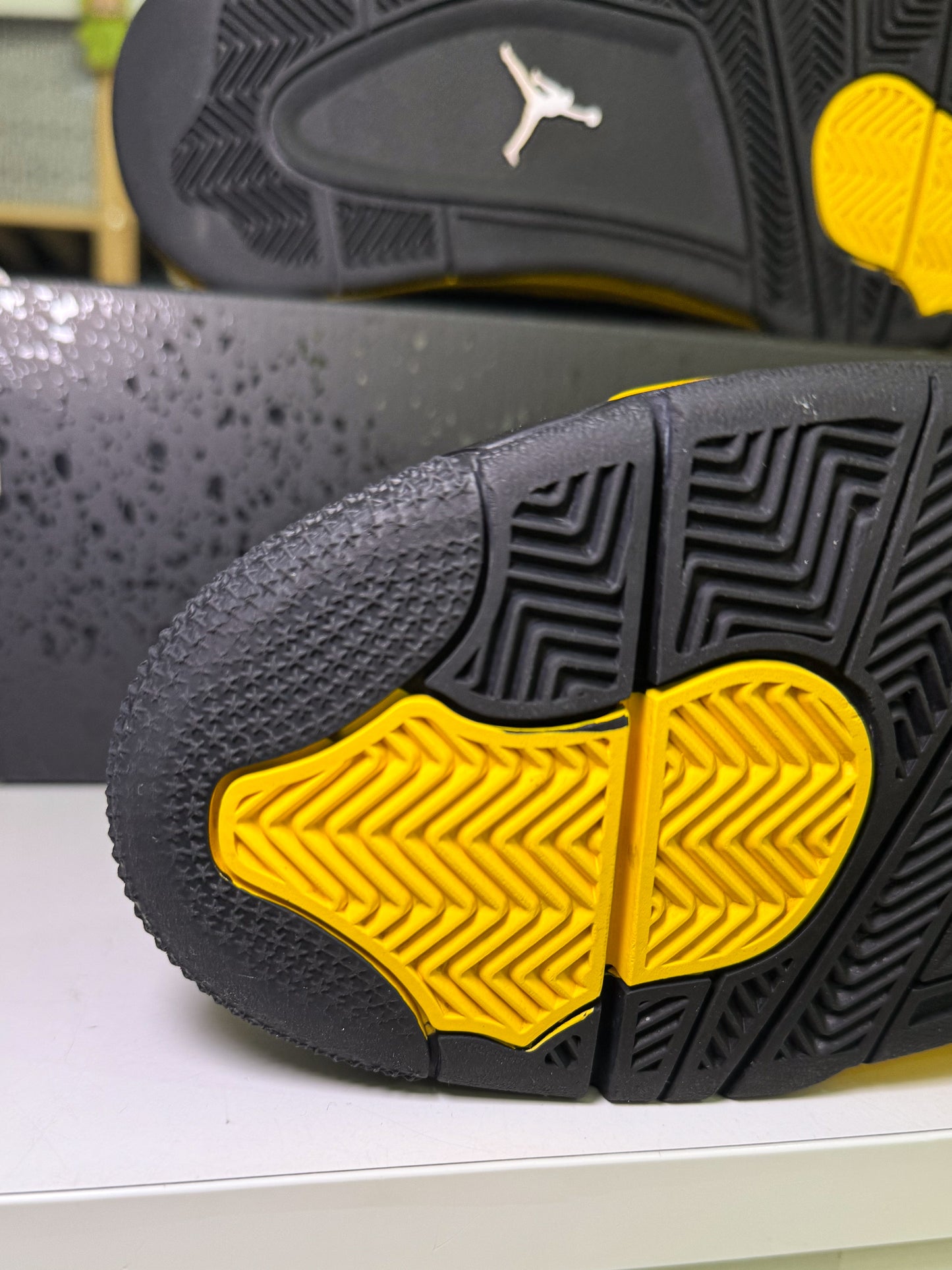 Air Jordan 4 Retro 'Thunder' 2023 - Recondicionado