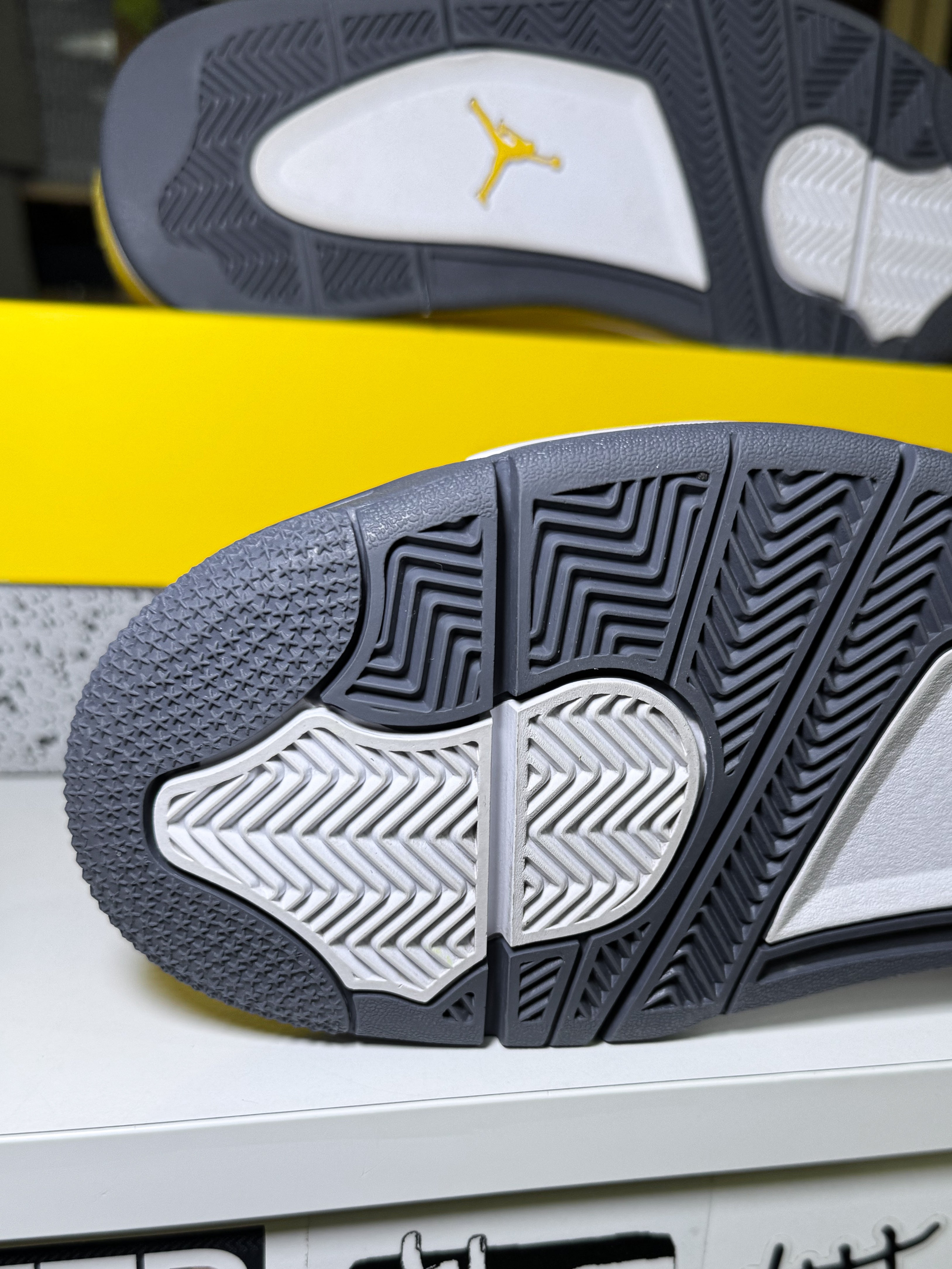 Air Jordan 4 Retro ‘Lightning’ 2021 - Recondicionado