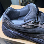 Adidas Yeezy 700 v2 ‘Vanta Black’ - Recondicionado