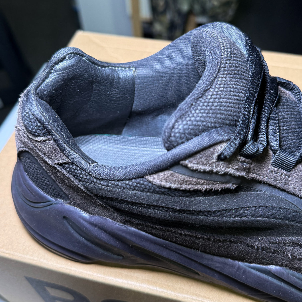 Adidas Yeezy 700 v2 ‘Vanta Black’ - Recondicionado