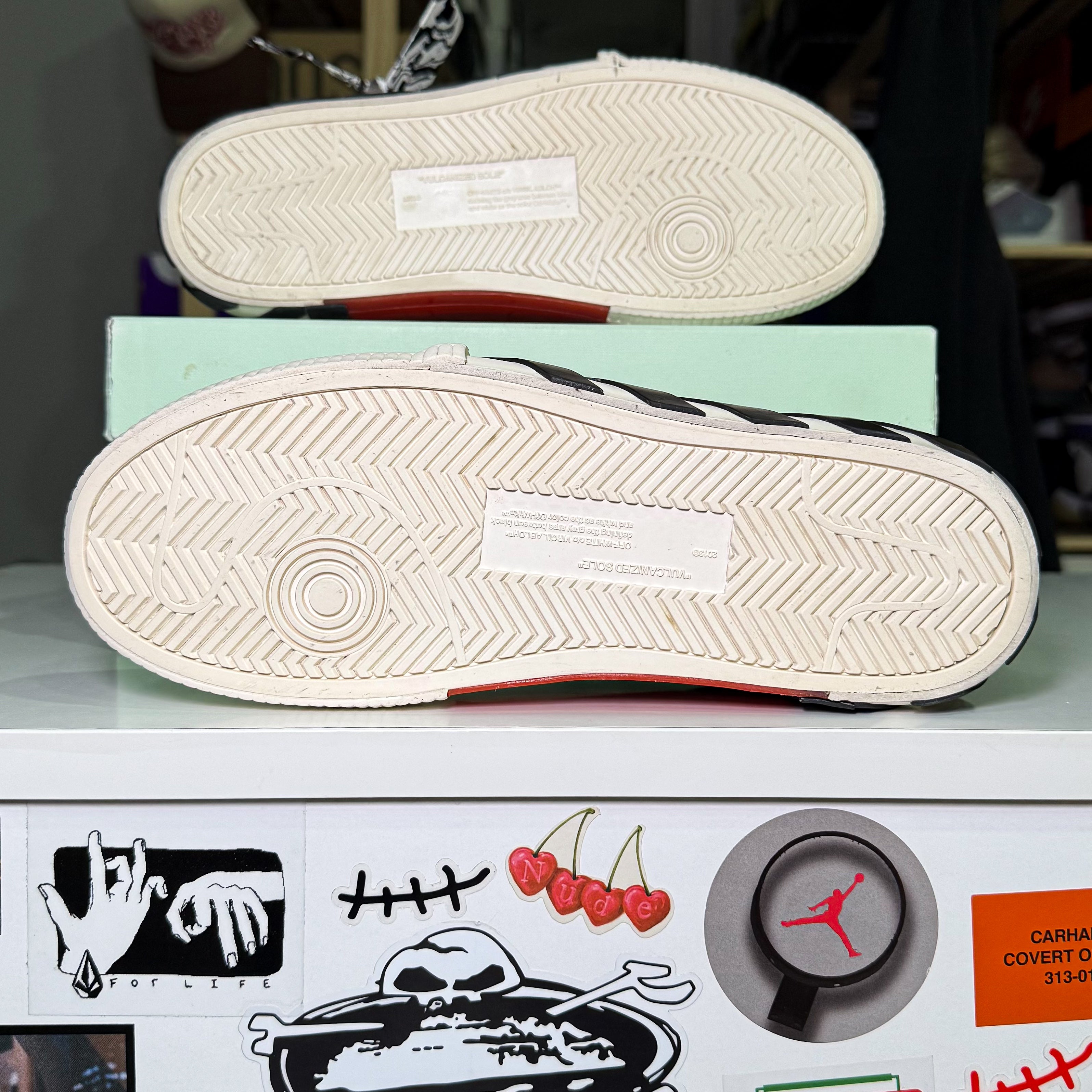 Off White Vulcanized Canvas ‘Black Red’ - Recondicionado