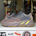 Adidas Yeezy 700 ‘Mauve’ - Recondicionado