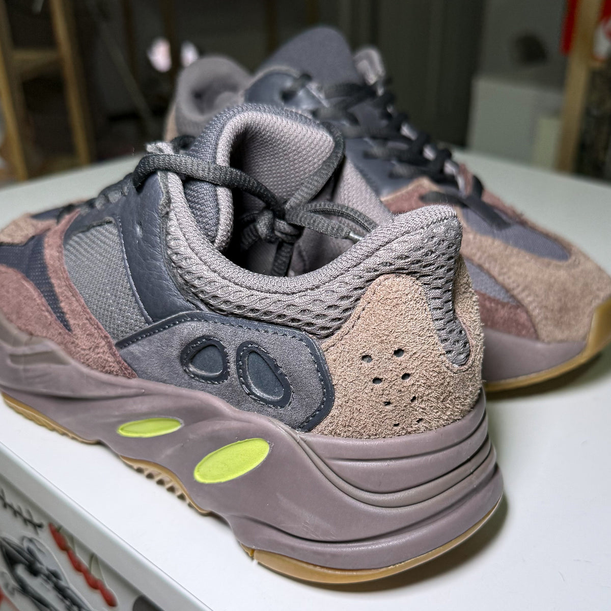 Adidas Yeezy 700 ‘Mauve’ - Recondicionado