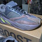 Adidas Yeezy 700 ‘Mauve’ - Recondicionado
