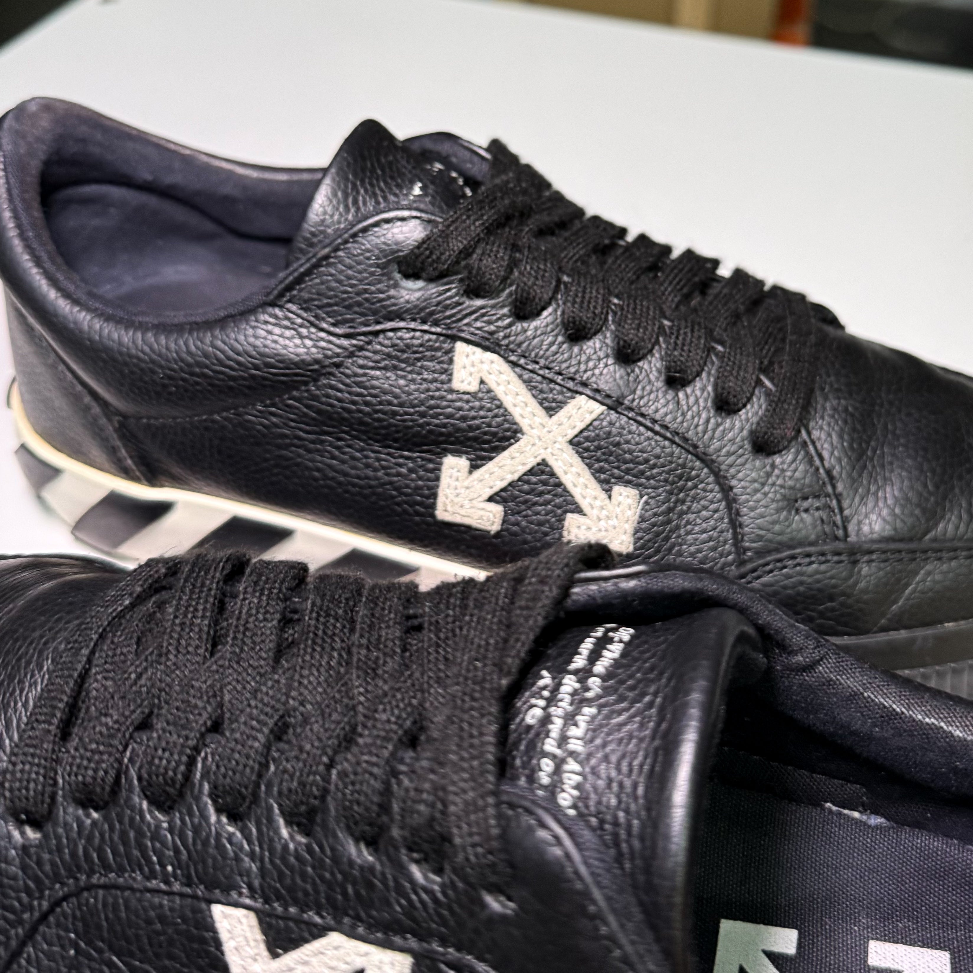 Off White Vulcanized Leather ‘Black White’ - Recondicionado