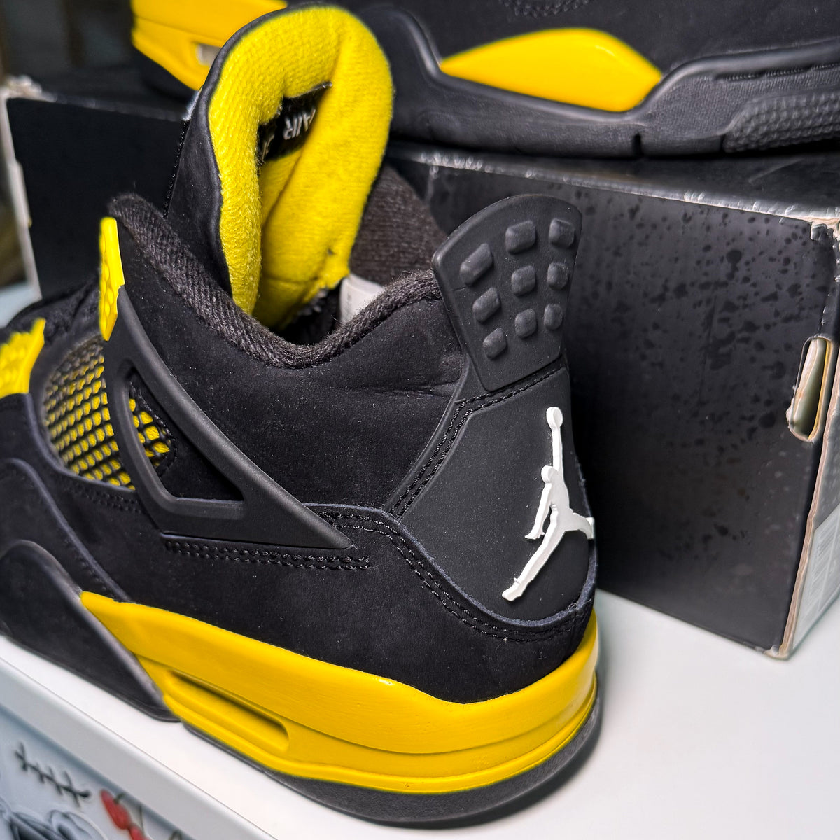 Air Jordan 4 Retro 'Thunder' 2023 - Recondicionado