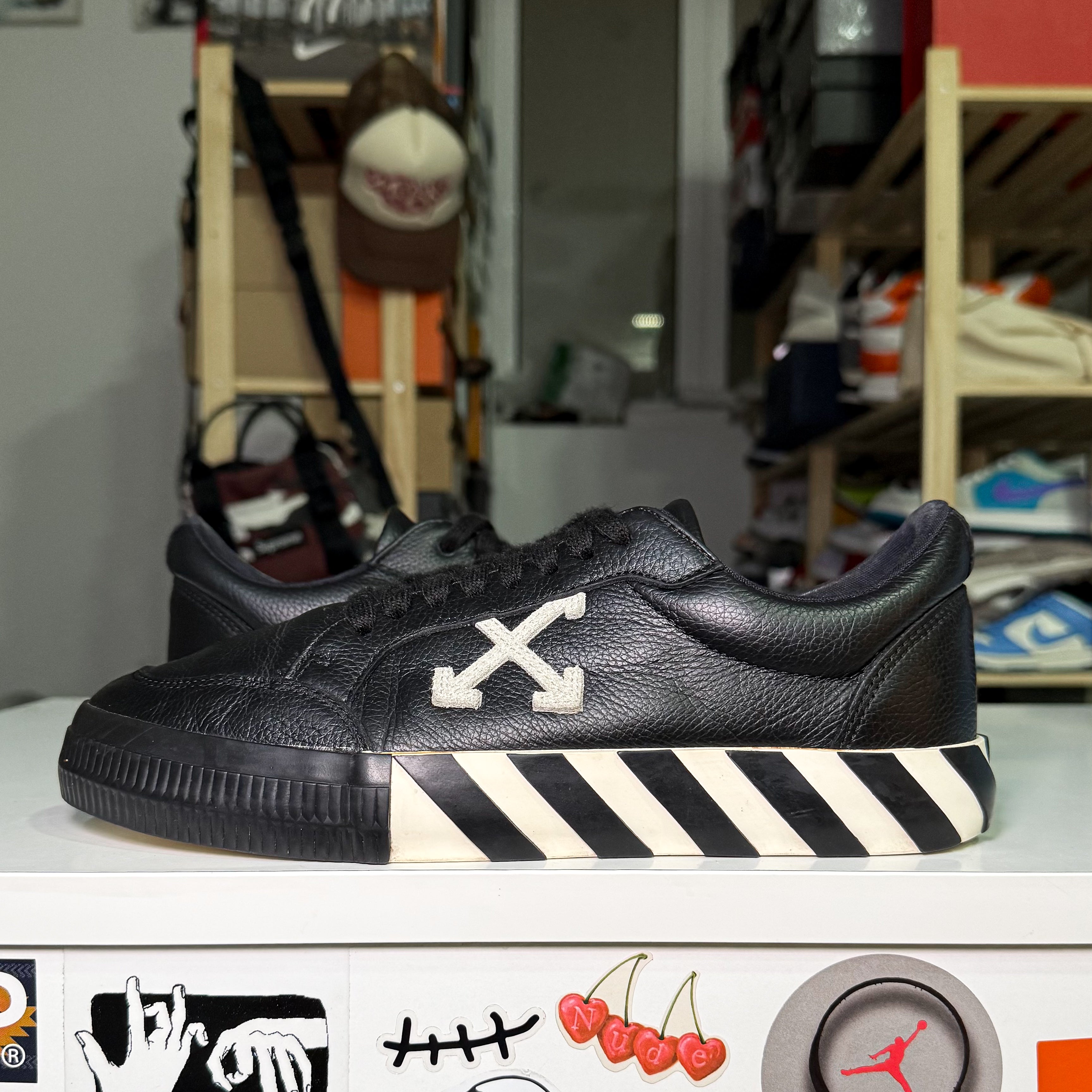 Off White Vulcanized Leather ‘Black White’ - Recondicionado