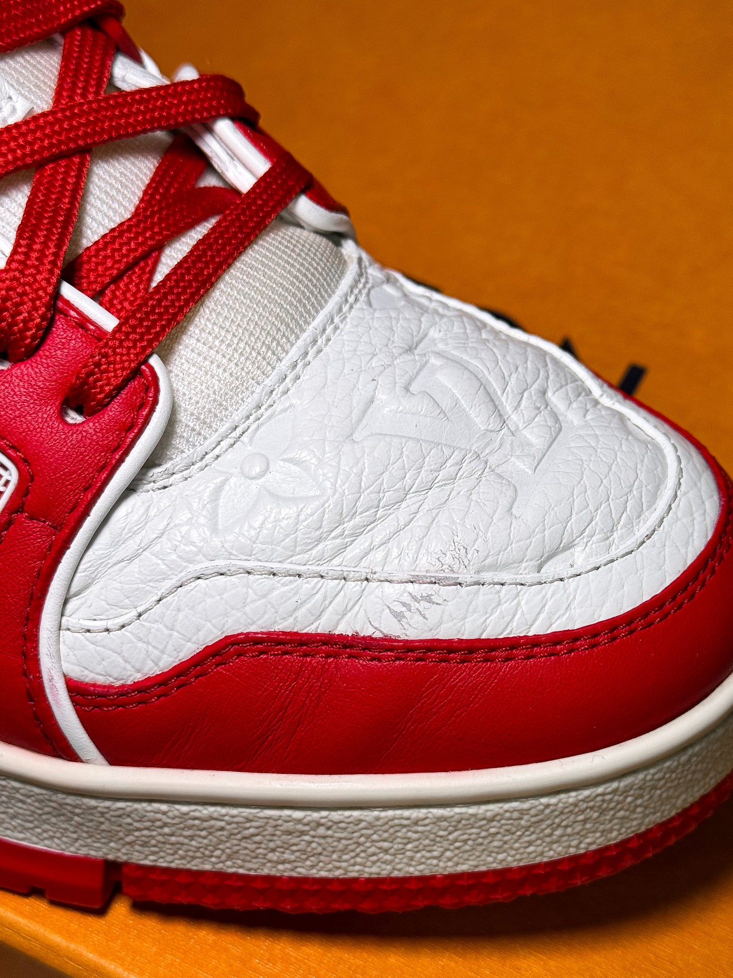 Louis Vuitton LV Trainer Low x Product (RED) 2020 - Recondicionado