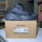 Adidas Yeezy 700 MNVN ‘Triple Black’ - Recondicionado