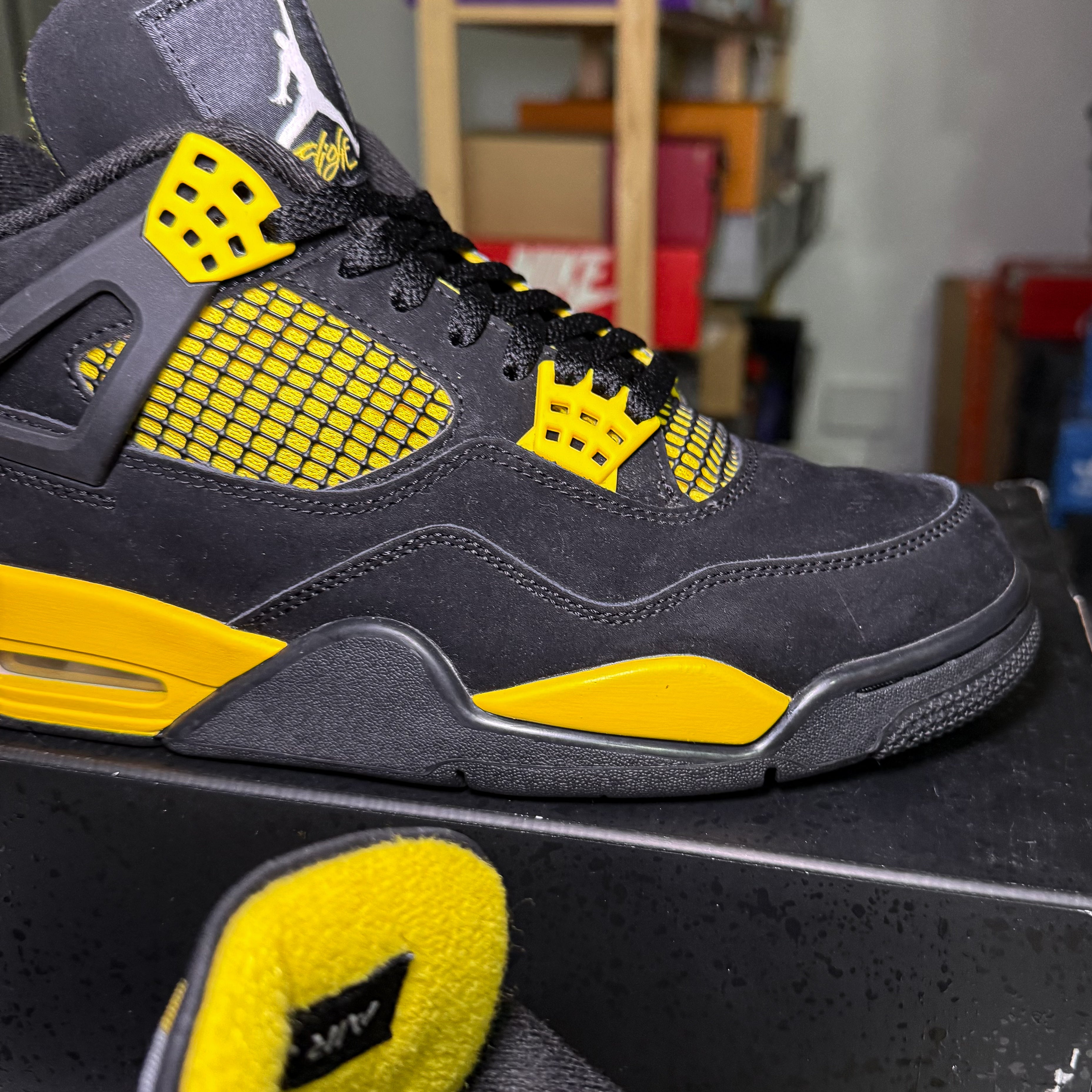 Air Jordan 4 Retro 'Thunder' 2023 - Recondicionado