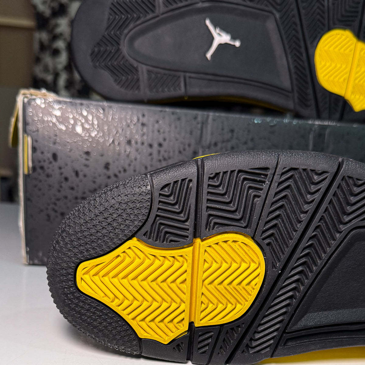 Air Jordan 4 Retro 'Thunder' 2023 - Recondicionado