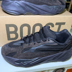 Adidas Yeezy 700 v2 ‘Vanta Black’ - Recondicionado