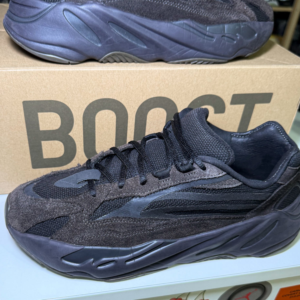 Adidas Yeezy 700 v2 ‘Vanta Black’ - Recondicionado