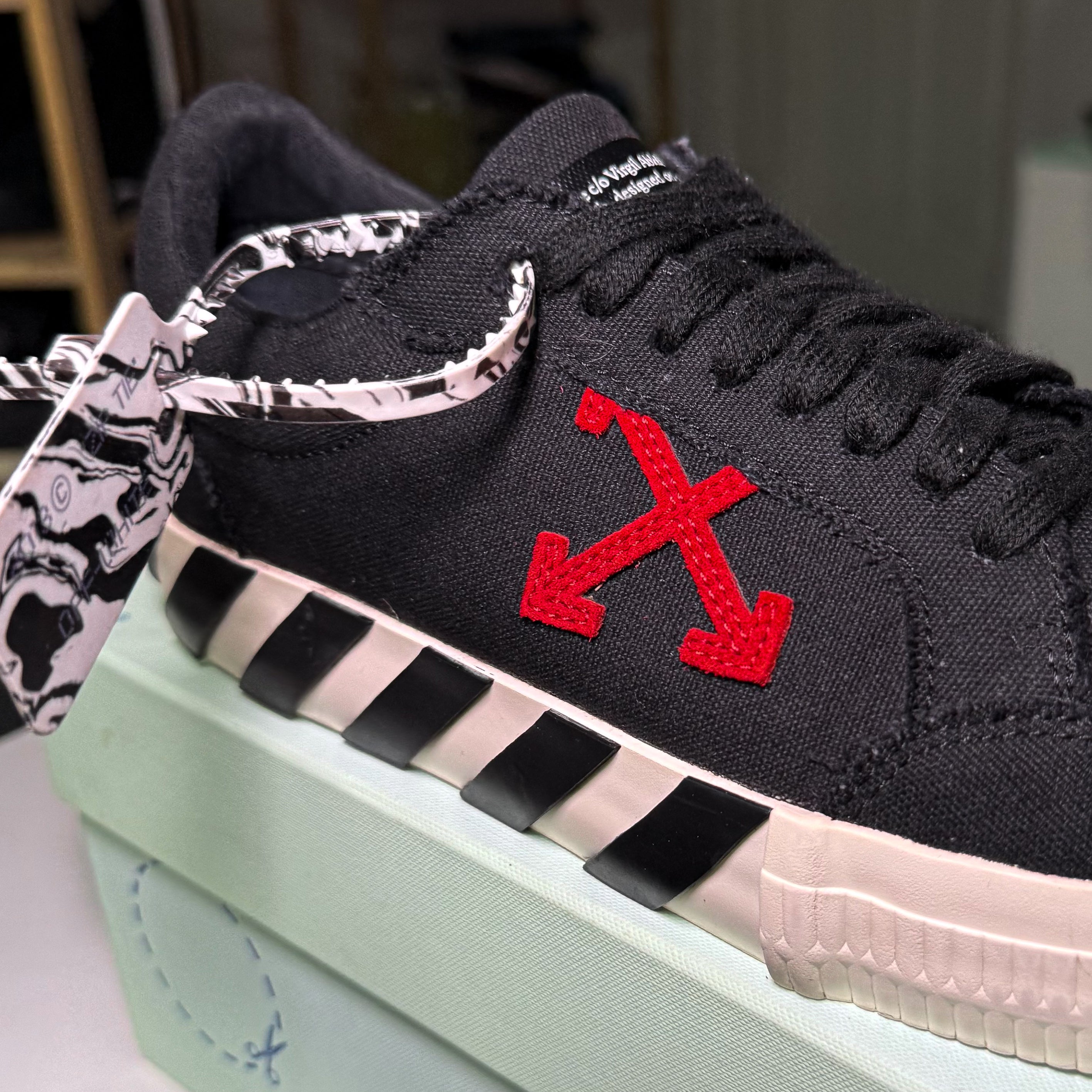 Off White Vulcanized Canvas ‘Black Red’ - Recondicionado