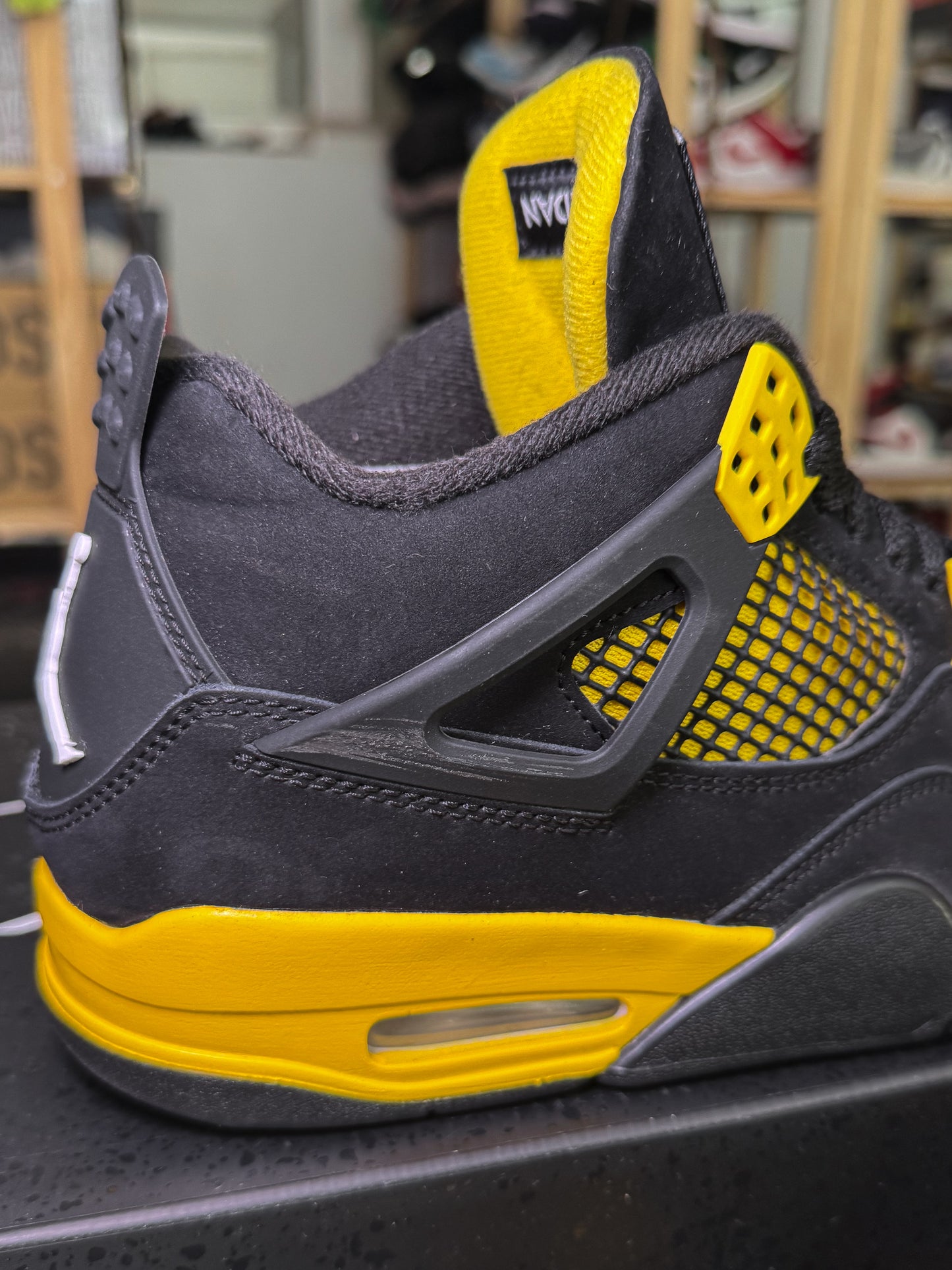Air Jordan 4 Retro 'Thunder' 2023 - Recondicionado