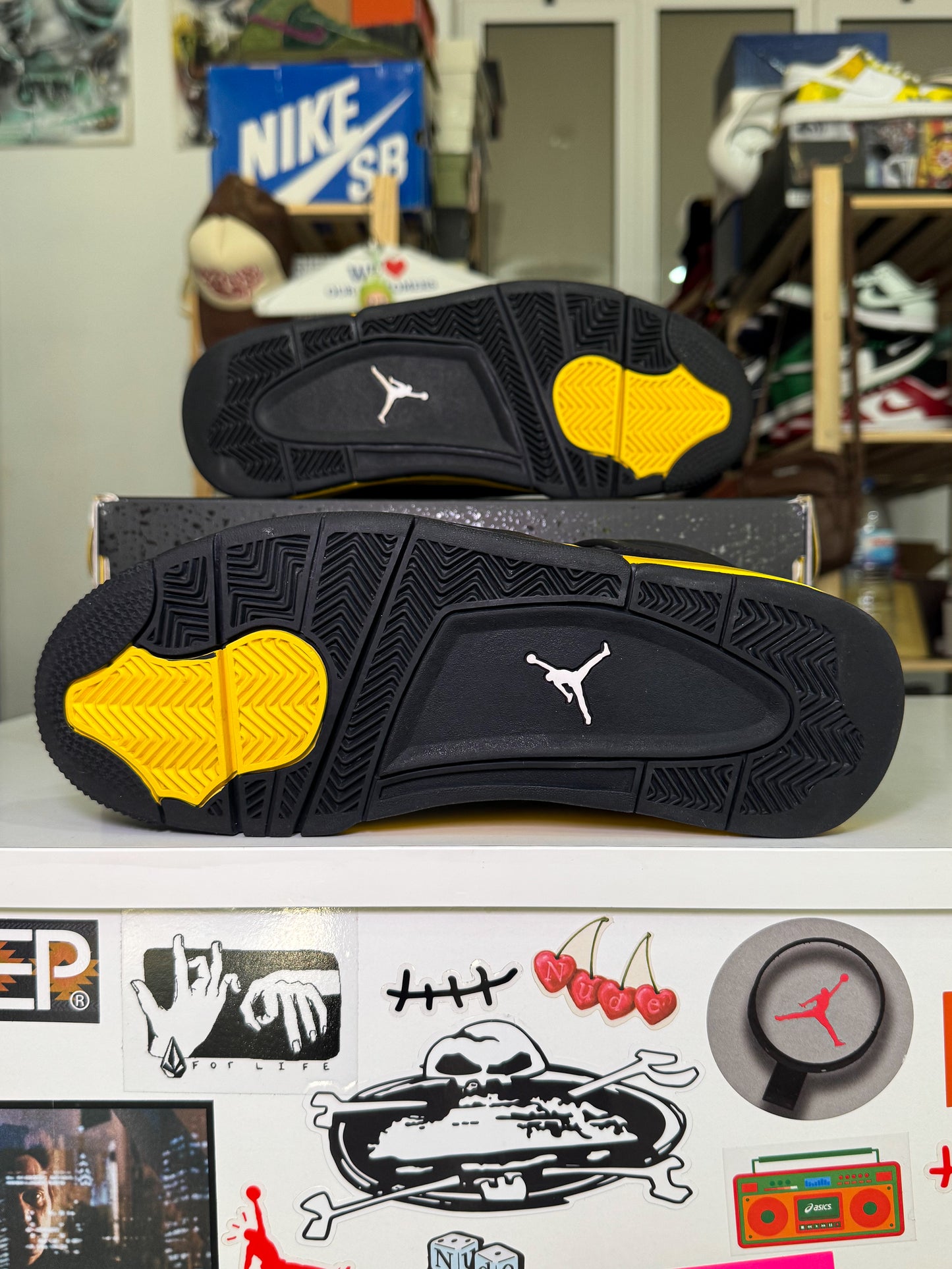 Air Jordan 4 Retro 'Thunder' 2023 - Recondicionado