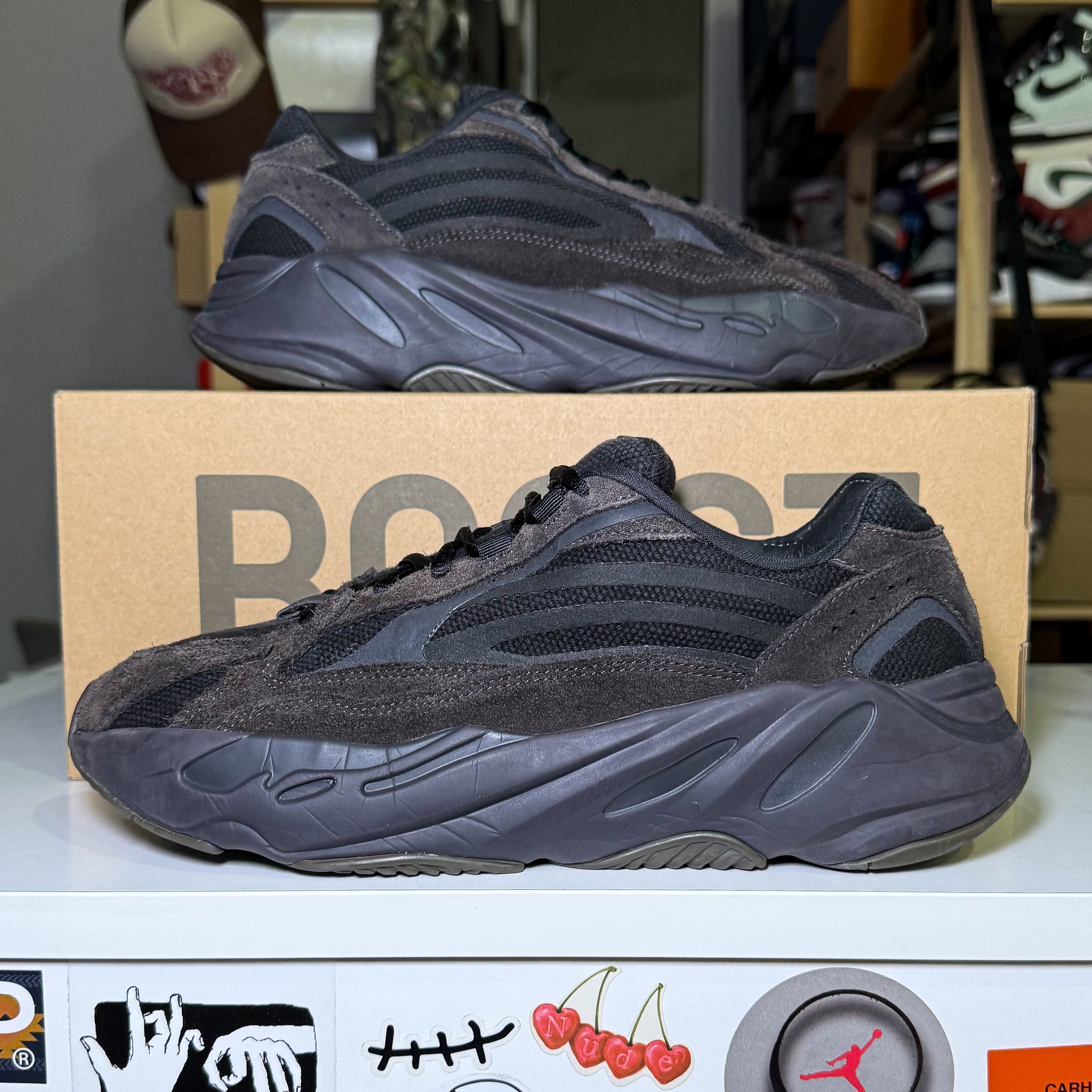 Adidas Yeezy 700 v2 ‘Vanta Black’ - Recondicionado