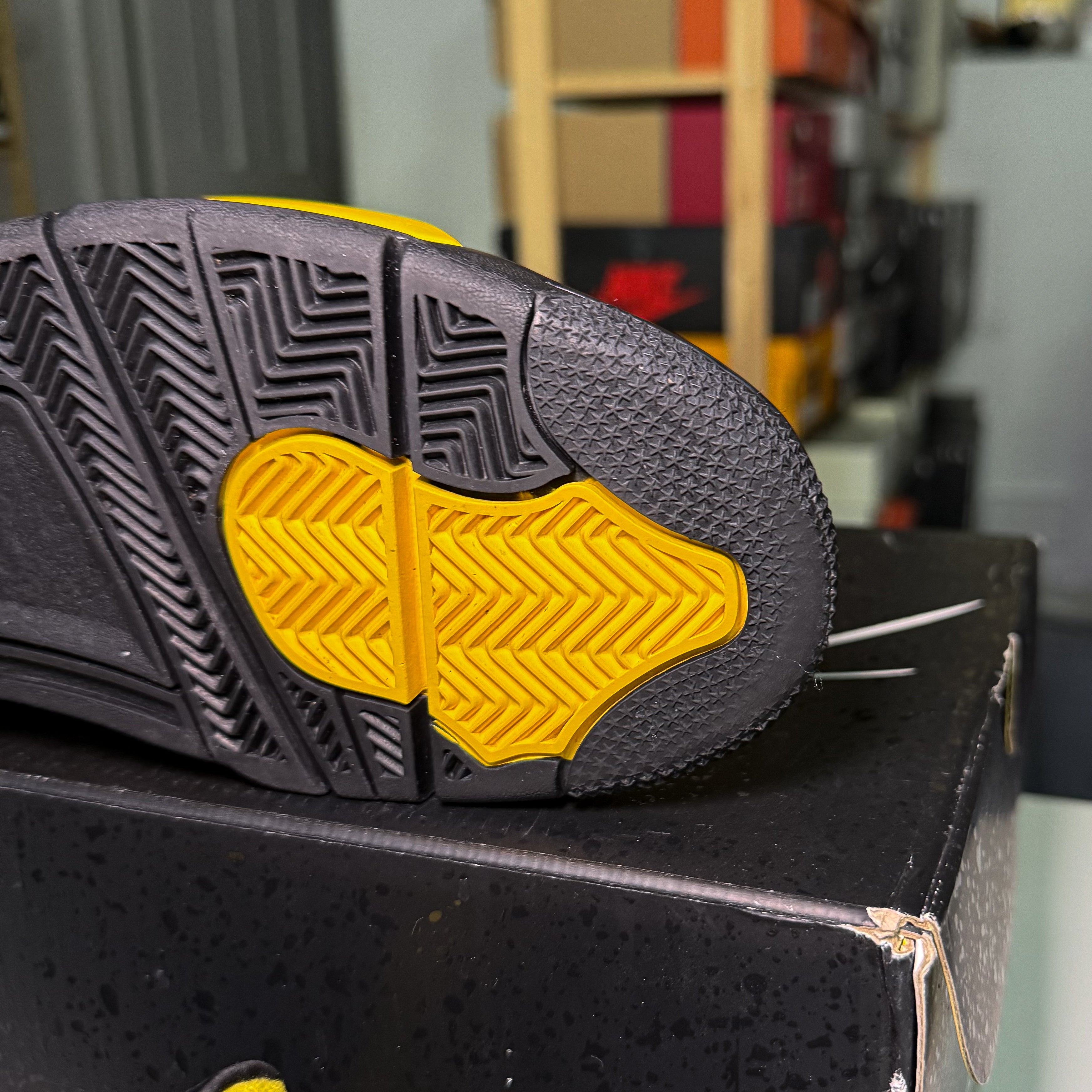 Air Jordan 4 Retro 'Thunder' 2023 - Recondicionado