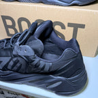 Adidas Yeezy 700 MNVN ‘Triple Black’ - Recondicionado