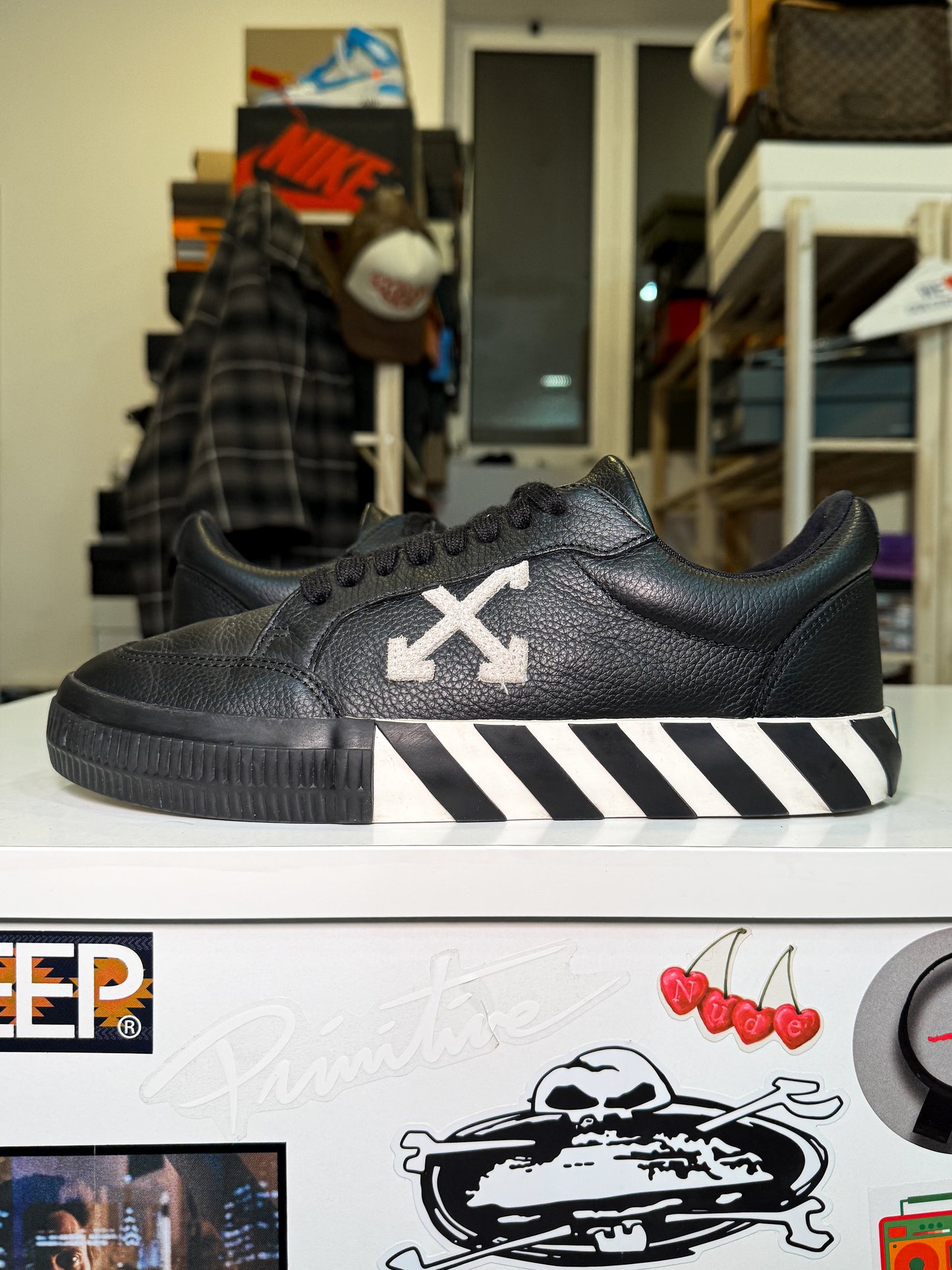 Off White Vulcanized Leather ‘Black White’ - Recondicionado