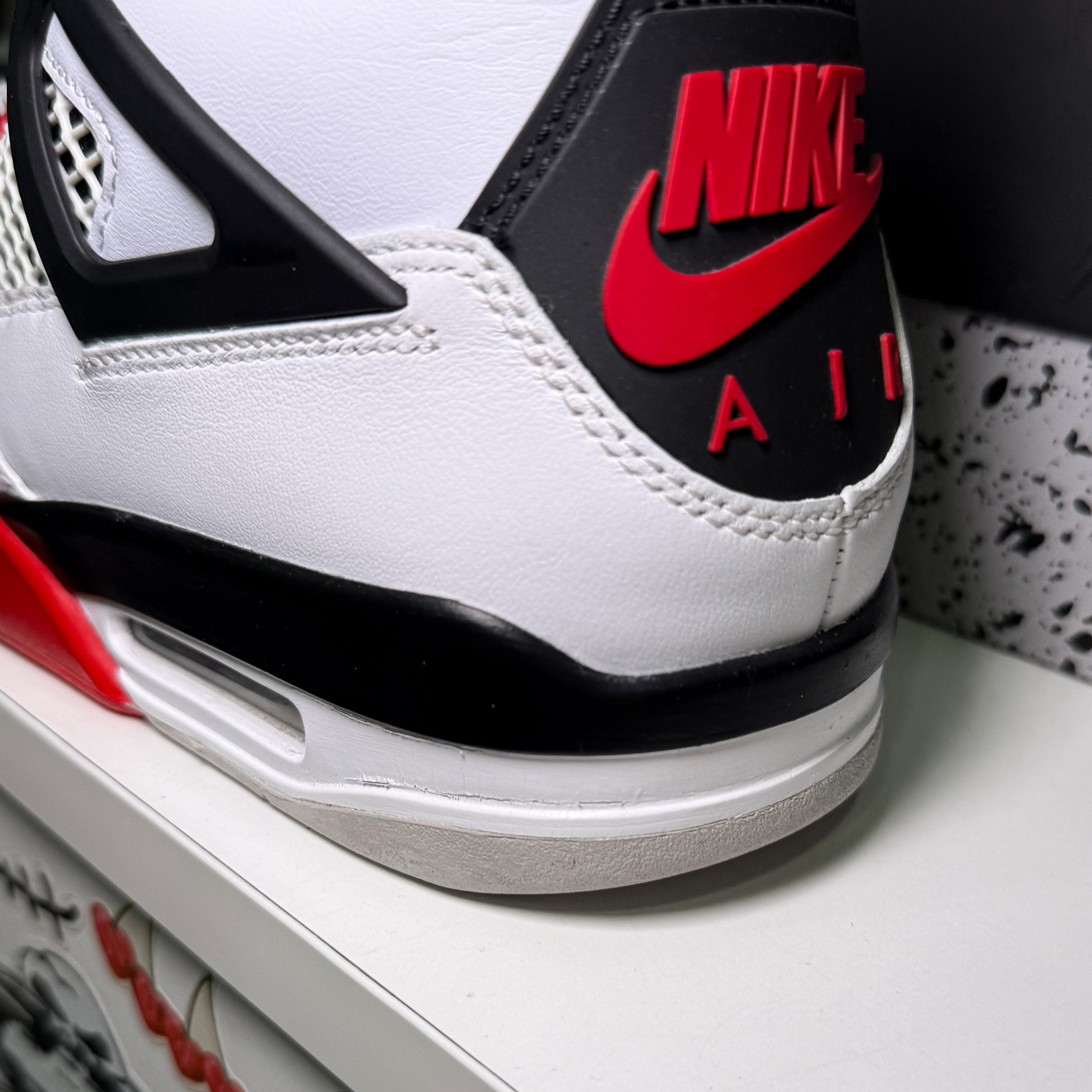 Air Jordan 4 Retro 'Fire Red' 2020 - Recondicionado
