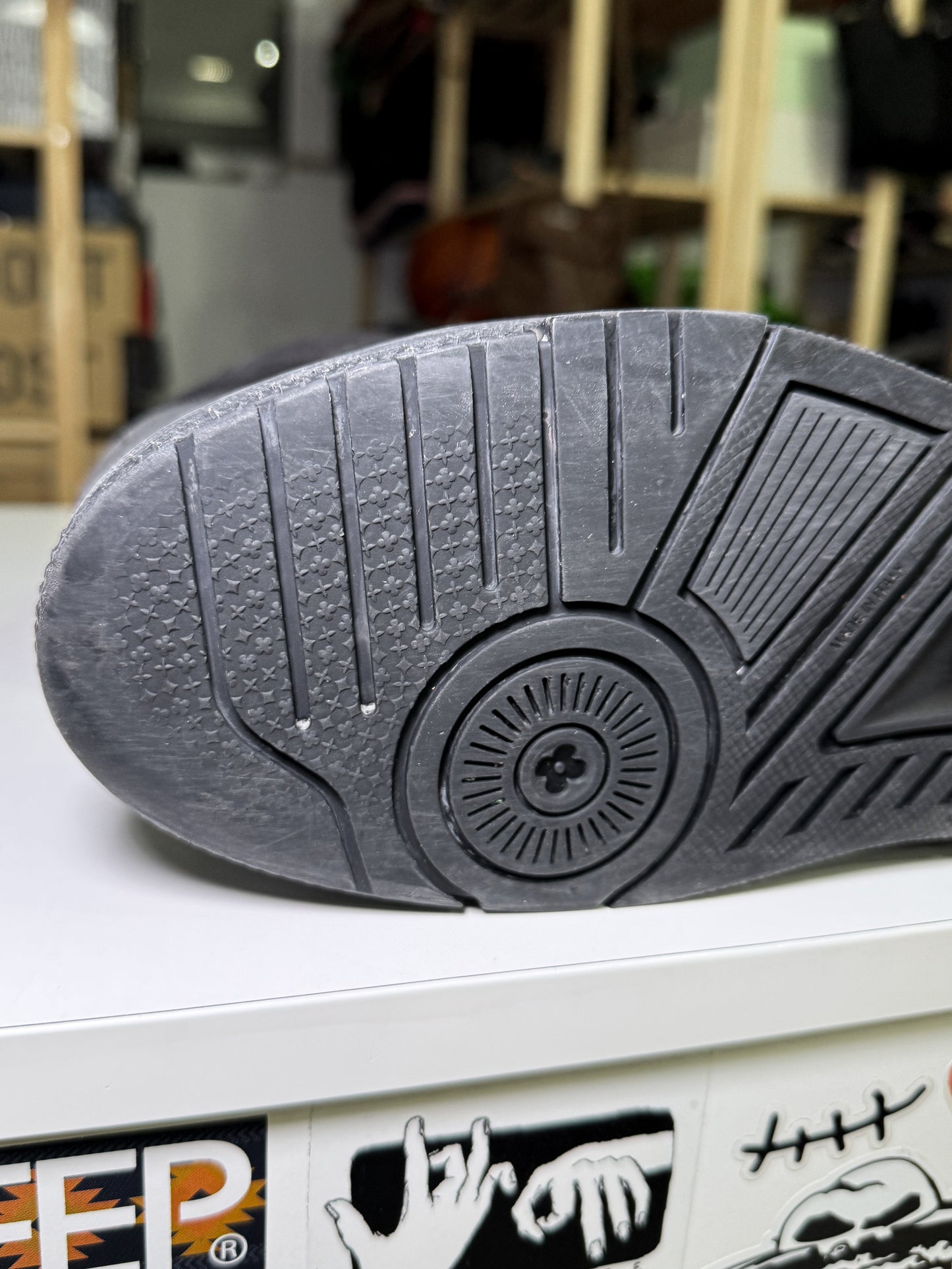 Louis Vuitton LV Trainer Suede Black ‘Staff’ - Recondicionado