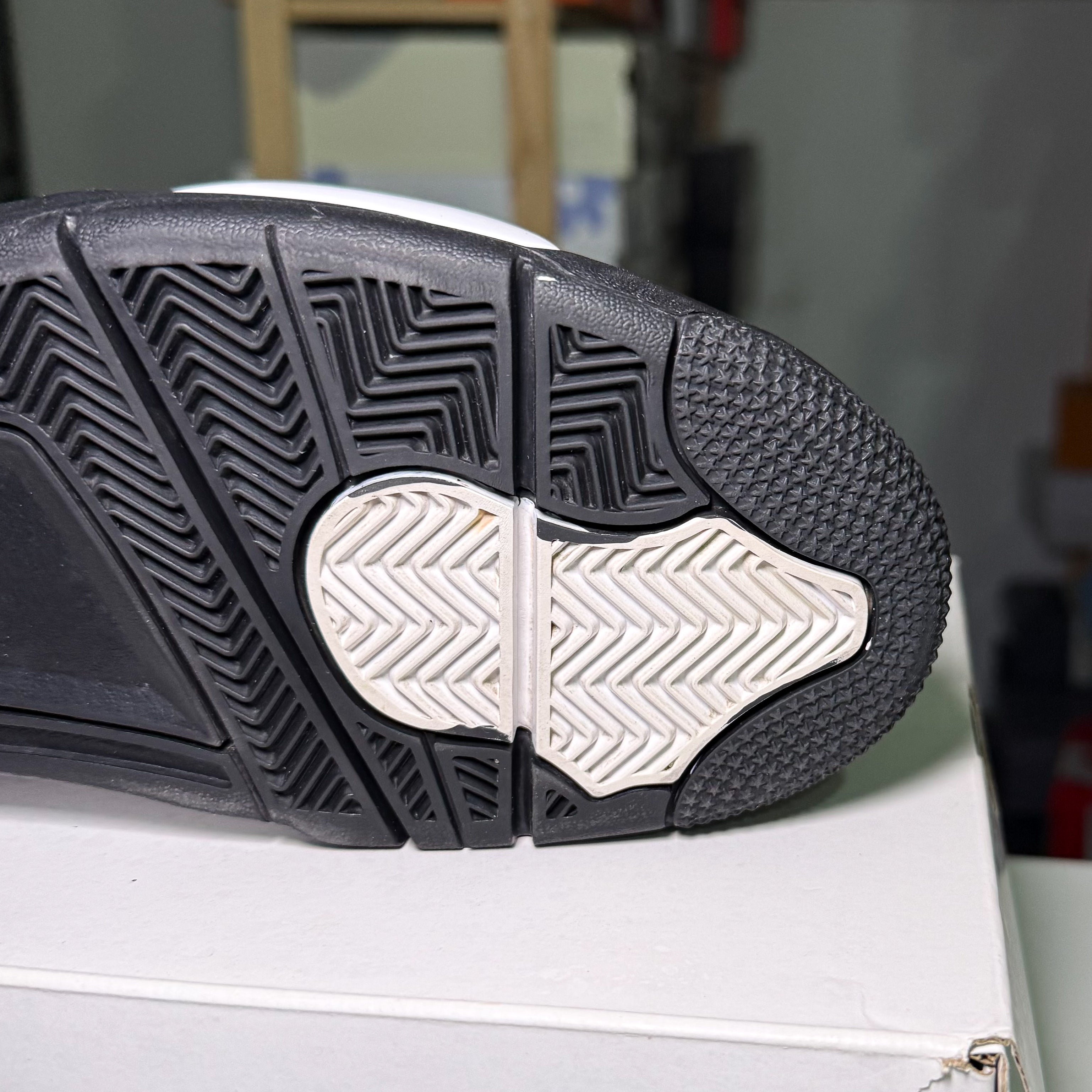 Air Jordan 4 Retro 'White Thunder’ 2024 - Recondicionado