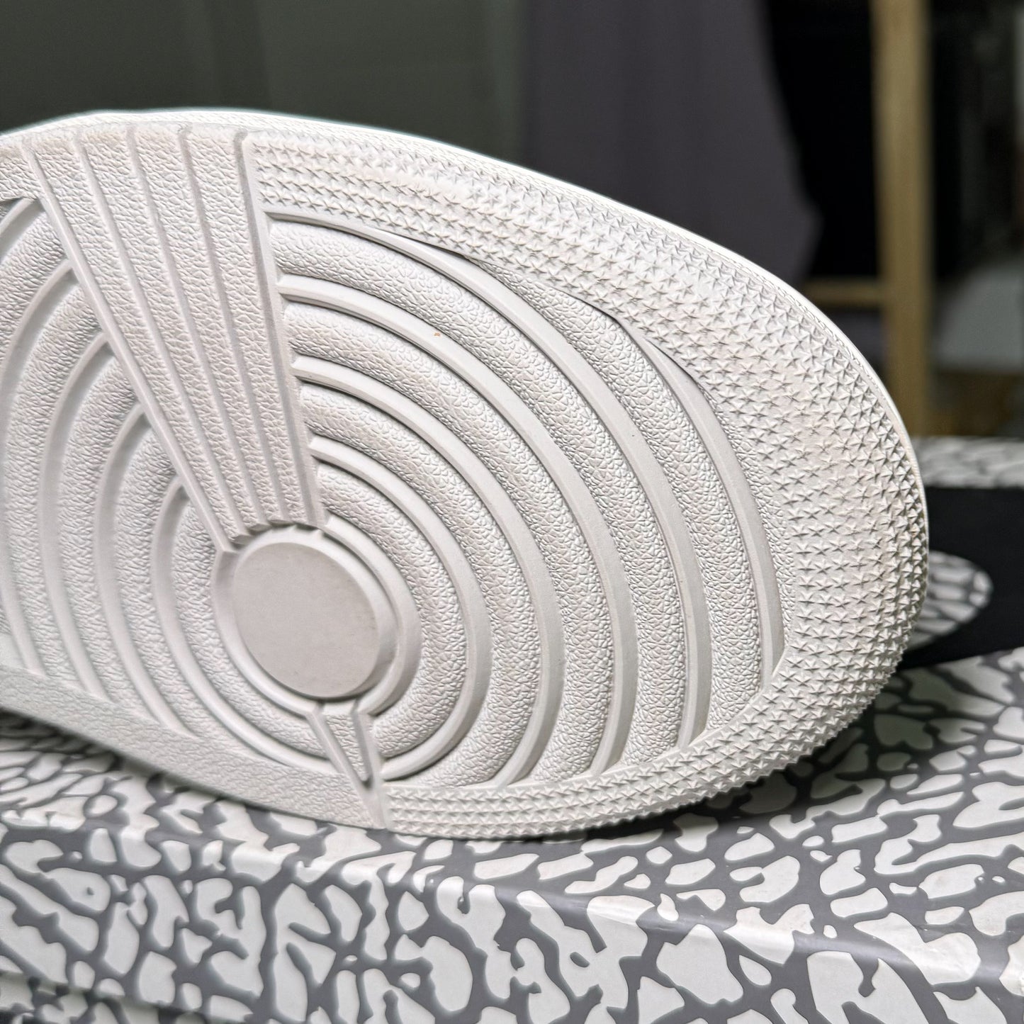 Air Jordan 1 Retro High OG ‘White Cement’ 2023 - Recondicionado