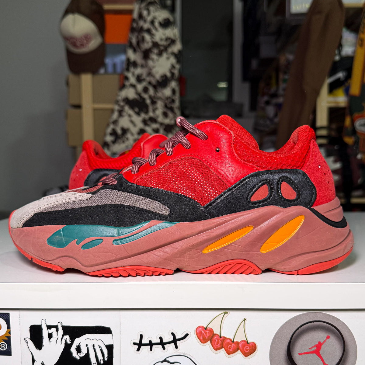 Adidas Yeezy 700 ‘Hi Res Red’ 2022 - Recondicionado