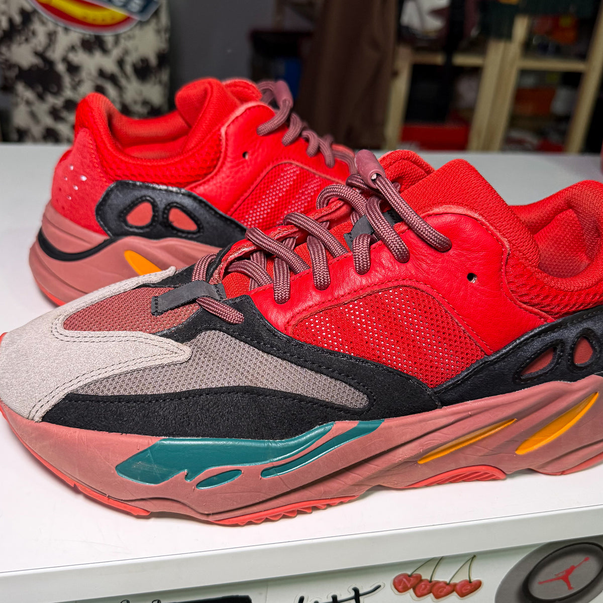 Adidas Yeezy 700 ‘Hi Res Red’ 2022 - Recondicionado