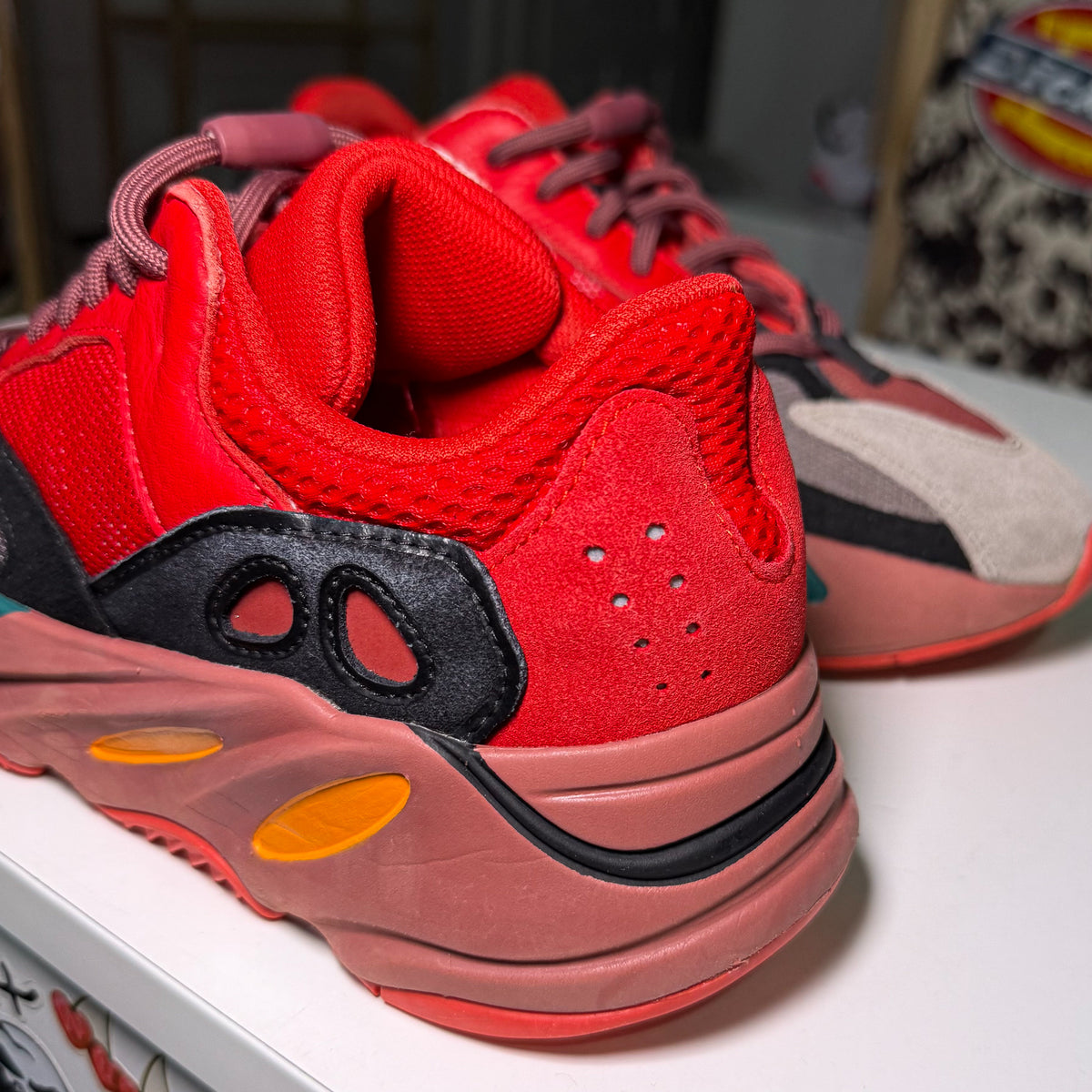 Adidas Yeezy 700 ‘Hi Res Red’ 2022 - Recondicionado
