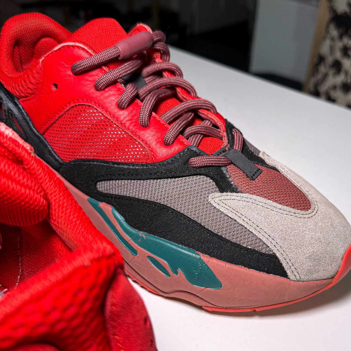 Adidas Yeezy 700 ‘Hi Res Red’ 2022 - Recondicionado