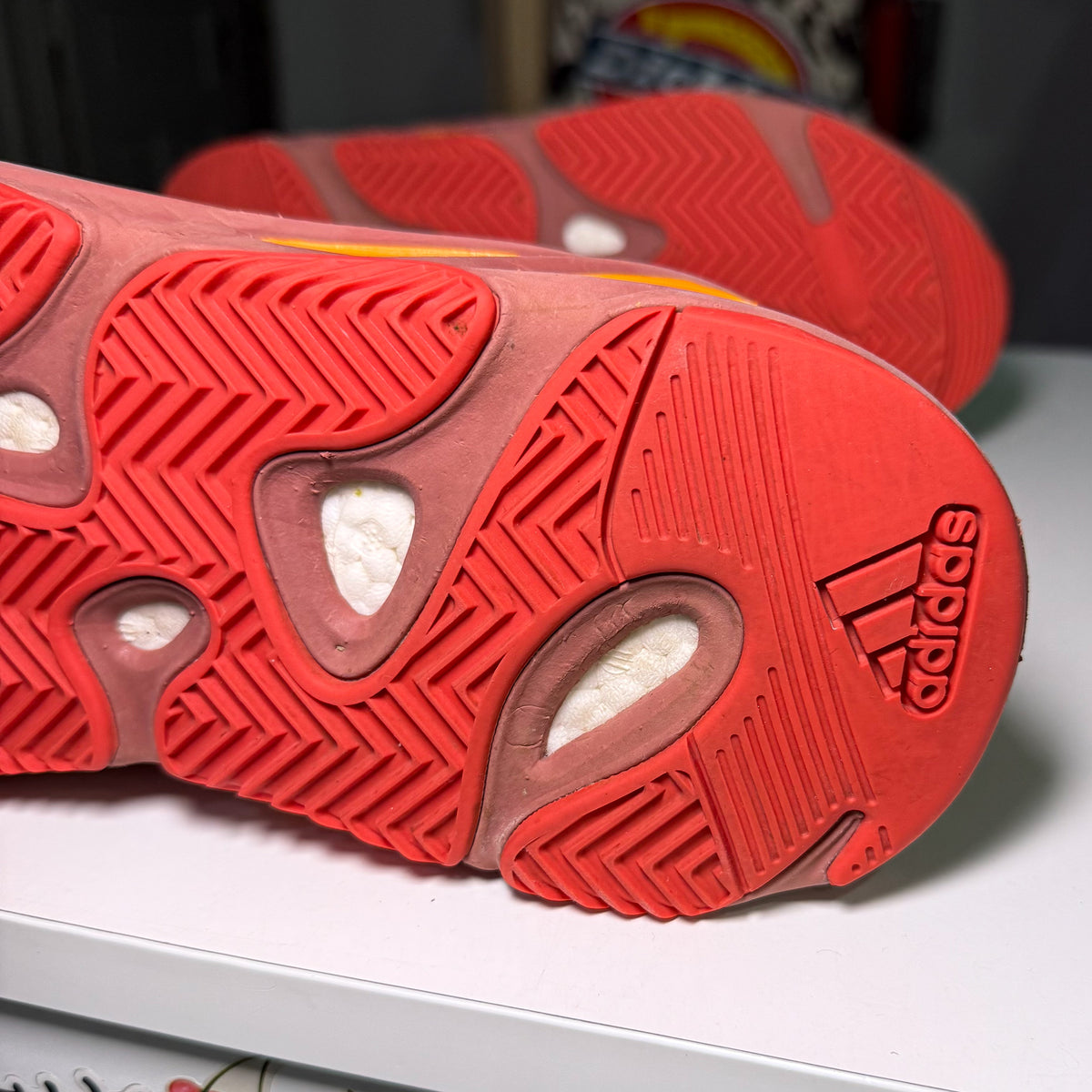 Adidas Yeezy 700 ‘Hi Res Red’ 2022 - Recondicionado